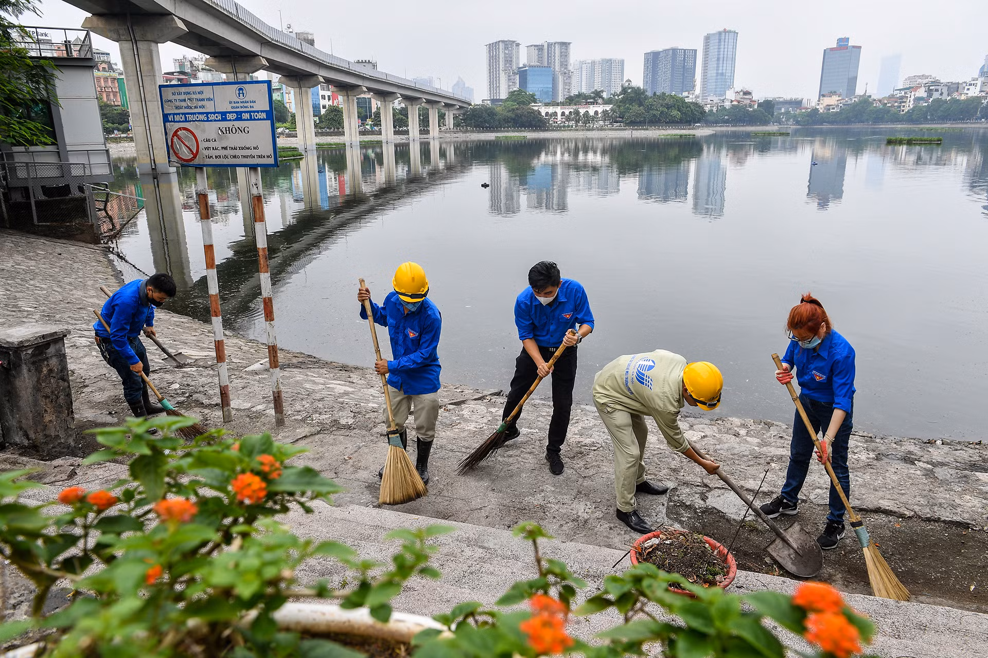 [Ảnh] Thầm lặng giữ sạch những "lá phổi xanh" của Hà Nội ảnh 7