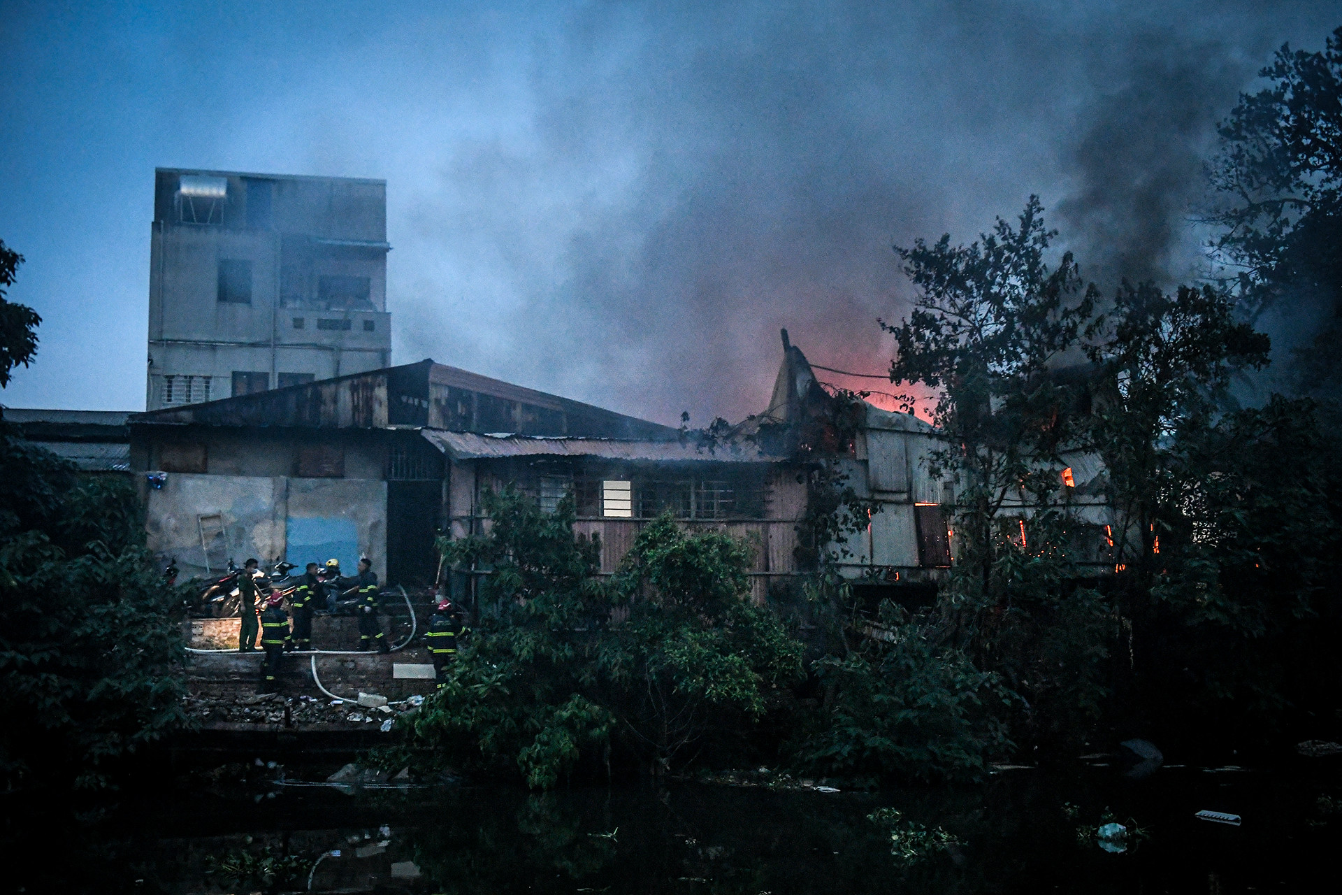 Lực lượng chức năng đang tiến hành dập lửa và làm rõ nguyên nhân vụ cháy. Lực lượng chức năng đang tiến hành dập lửa và làm rõ nguyên nhân vụ cháy.