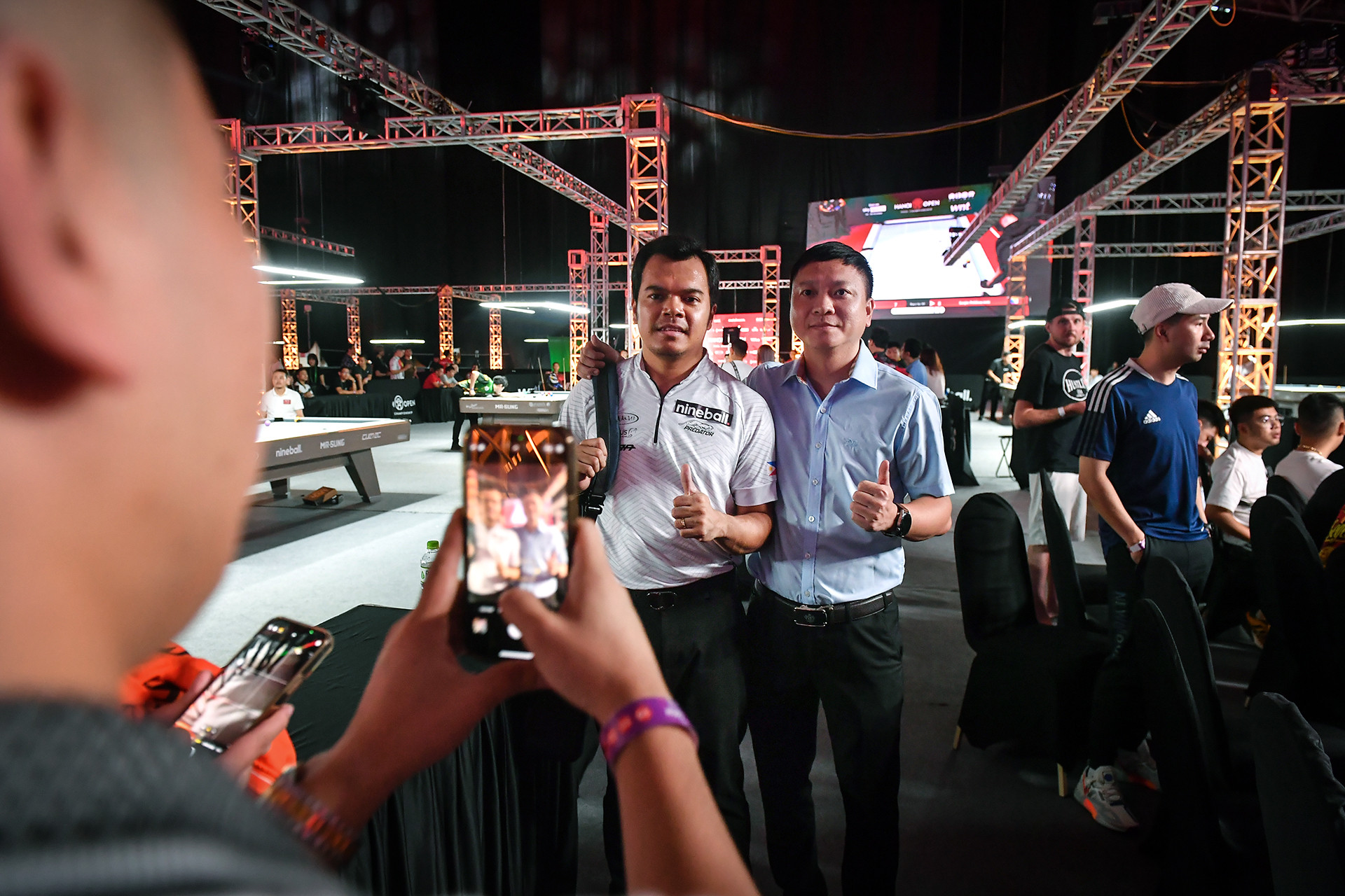 Chụp ảnh lưu niệm cùng cơ thủ người Philippines Carlo Biado.