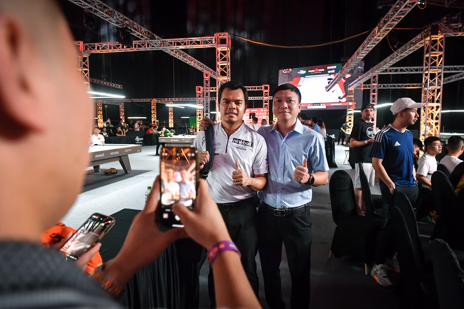 Chụp ảnh lưu niệm cùng cơ thủ người Philippines Carlo Biado.