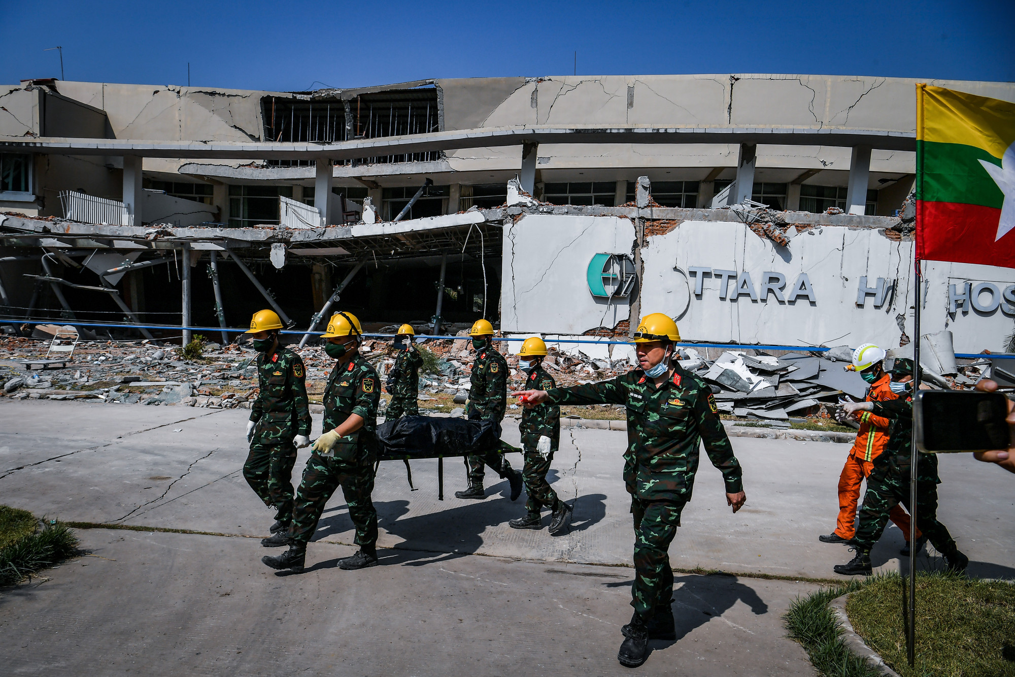 Ngay sau khi thảm họa động đất xảy ra tại Myanmar, rạng sáng 31/3, đoàn cứu hộ, cứu nạn Việt Nam đã đặt chân đến Naypyidaw, bắt tay vào công cuộc tìm kiếm.