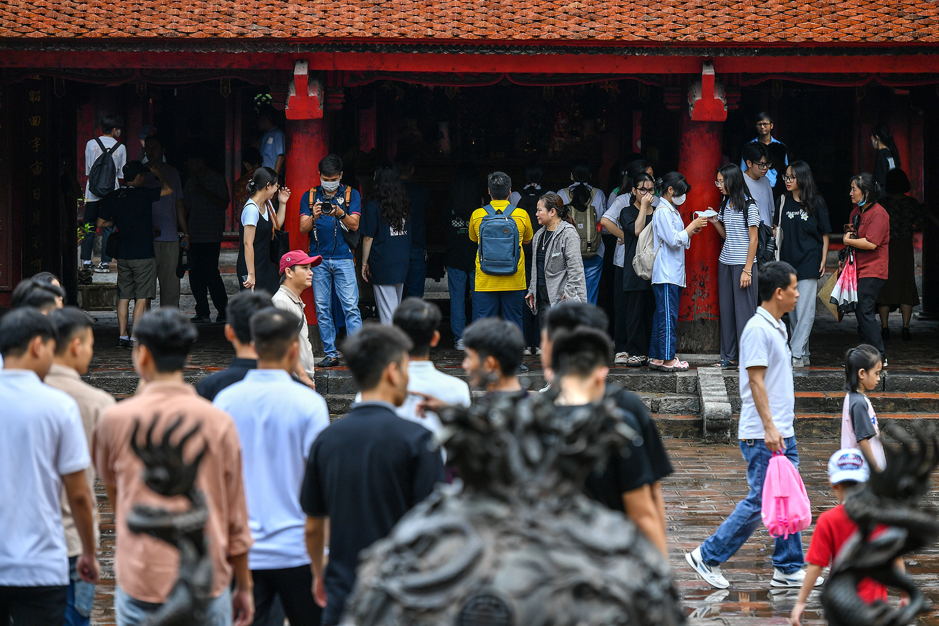 [Ảnh] Sĩ tử đến Văn Miếu cầu may trước kỳ thi tốt nghiệp THPT ảnh 5