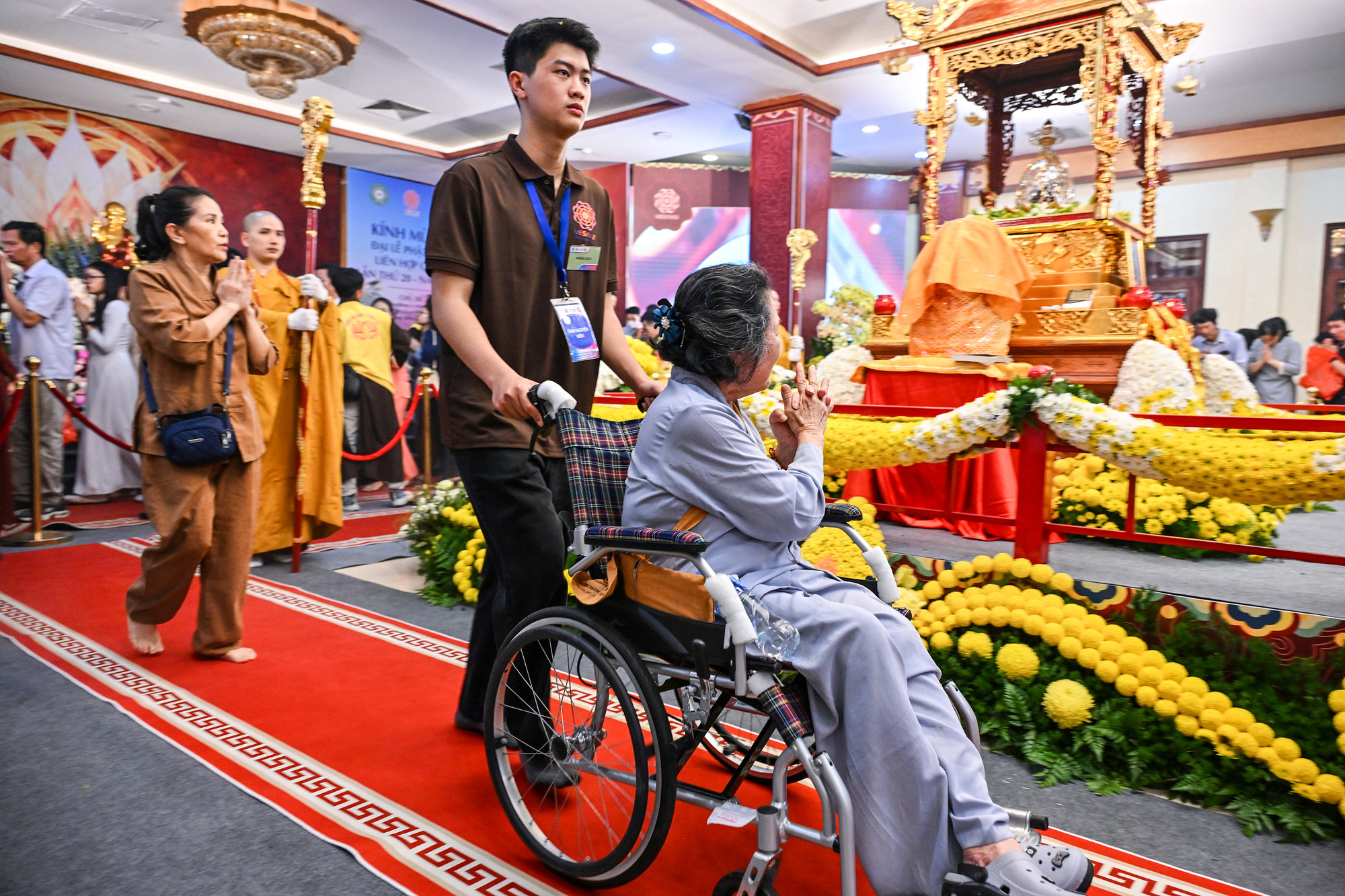 Xá lợi Đức Phật Thích Ca Mâu Ni - Quốc bảo của Ấn Độ - đang được tôn trí tại chùa Quán Sứ, trụ sở Trung ương Giáo hội Phật giáo Việt Nam. Sự kiện thiêng liêng này không chỉ đánh dấu mốc lịch sử quan trọng trong khuôn khổ Đại lễ Vesak Liên hợp quốc 2025, mà còn là cơ hội để hàng nghìn phật tử và người dân từ mọi miền đất nước về chiêm bái, bày tỏ lòng thành kính và trân trọng những giá trị tâm linh cao quý của Phật giáo.