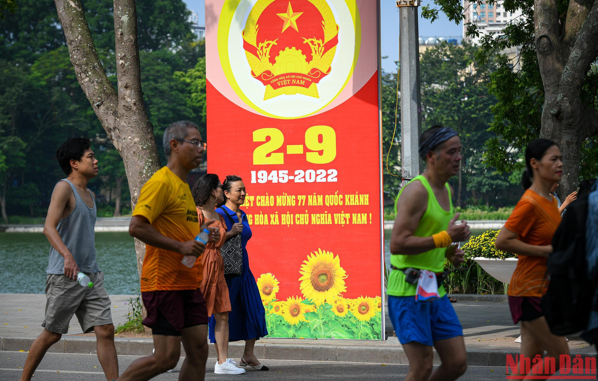 Pano cỡ lớn chào mừng 77 năm Quốc khánh 2/9 tại khu vực hồ Hoàn Kiếm.