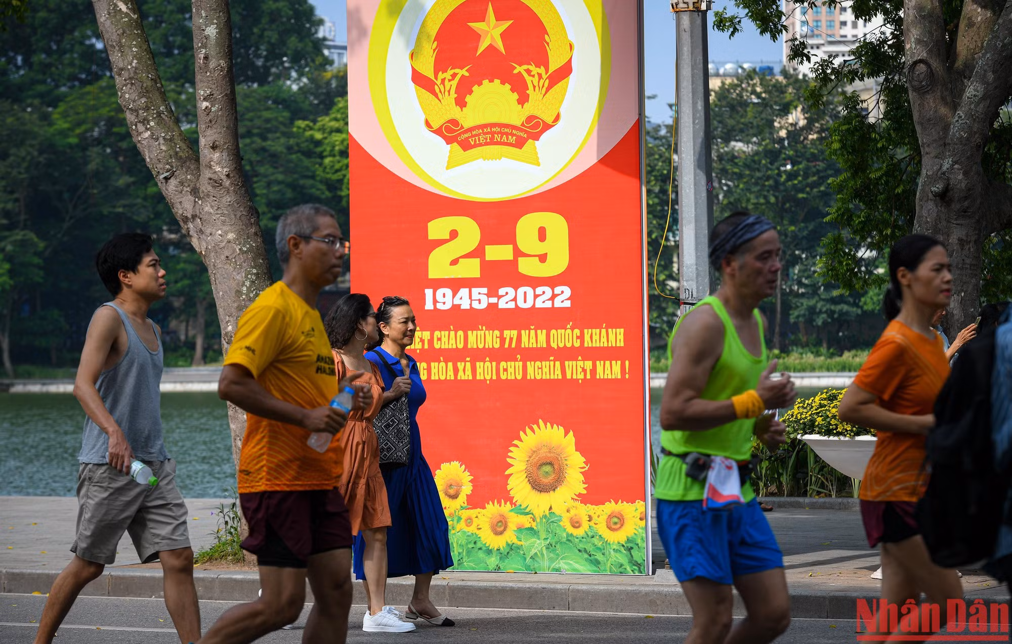 Pano cỡ lớn chào mừng 77 năm Quốc khánh 2/9 tại khu vực hồ Hoàn Kiếm.