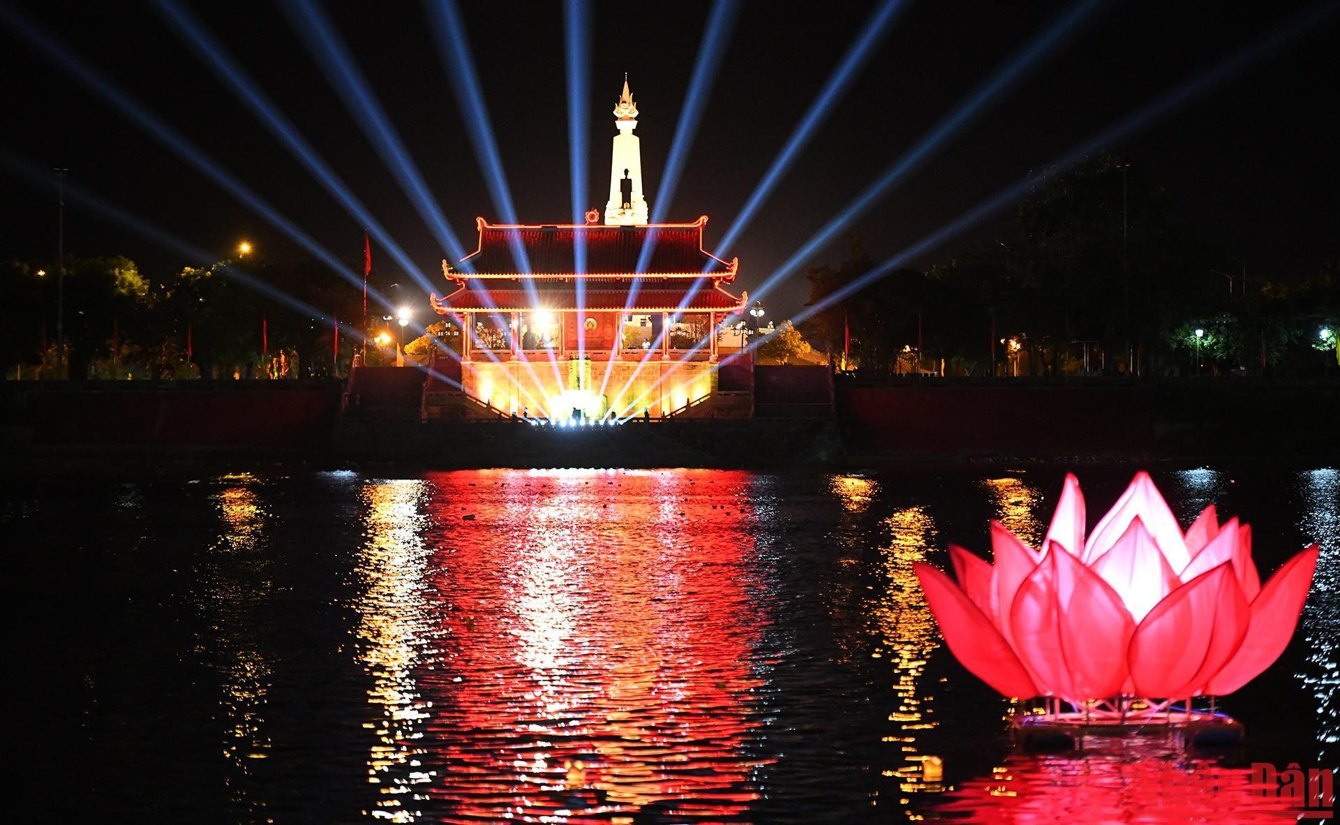 Hoa đăng được thả trên sông Thạch Hãn tri ân các anh hùng, liệt sĩ.