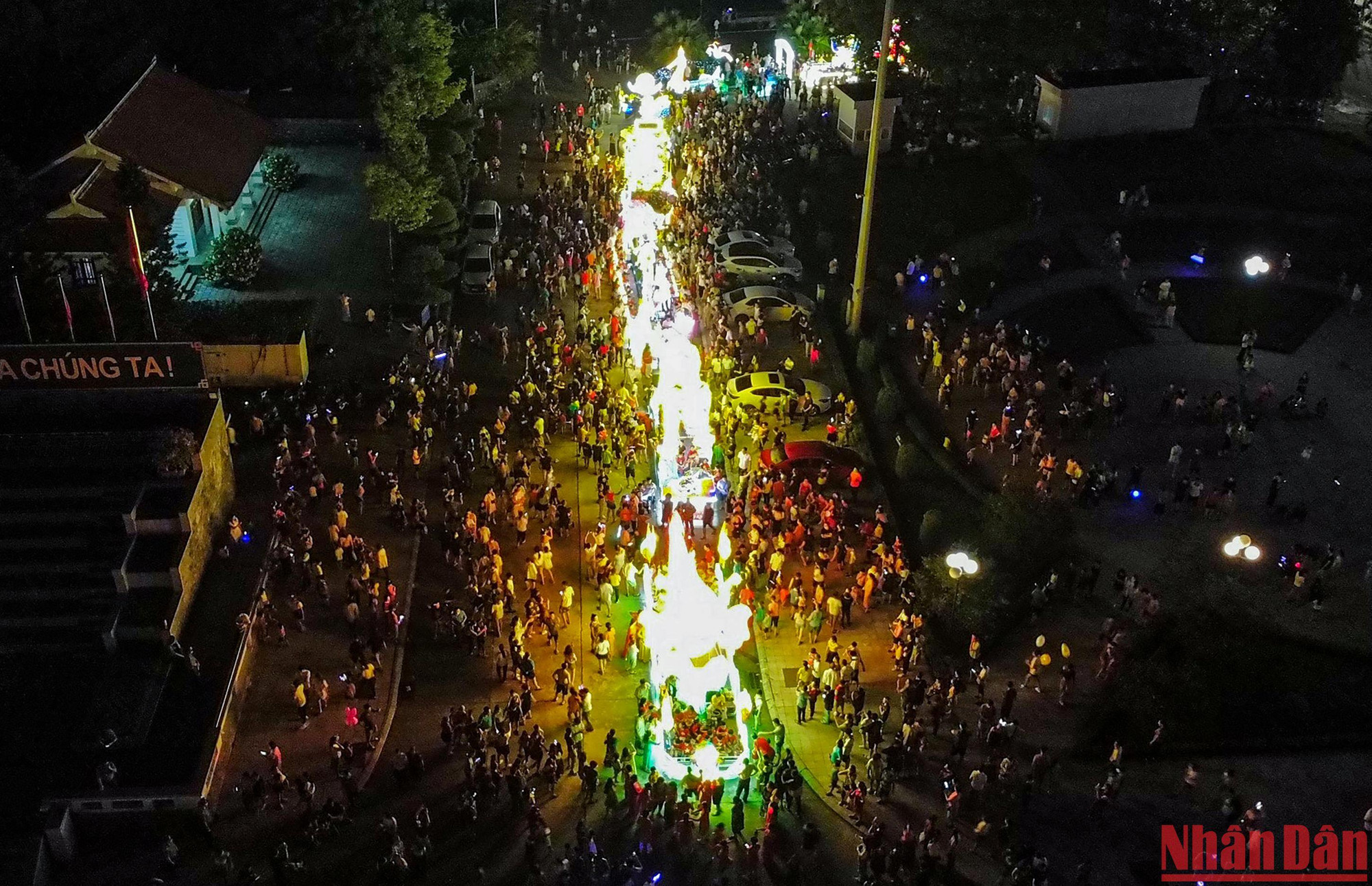 Có đến cả trăm mô hình nối đuôi nhau chật kín cả các đường phố chính như: Bình Thuận, 17/8, Quang Trung, Tân Trào, Phan Thiết, Chiến thắng Sông Lô...