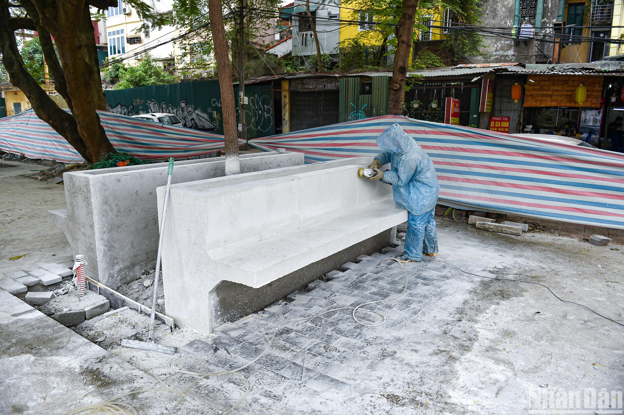Theo thông tin từ UBND quận Ba Đình, các hạng mục được triển khai bao gồm lát đá vỉa hè tuyến phố Ngũ Xã, Nguyễn Khắc Hiếu; lắp đặt hệ thống đèn chiếu sáng, trang trí, bổ sung các bồn hoa cây cảnh và các đoạn lan can còn thiếu trên tuyến phố,… Theo thông tin từ UBND quận Ba Đình, các hạng mục được triển khai bao gồm lát đá vỉa hè tuyến phố Ngũ Xã, Nguyễn Khắc Hiếu; lắp đặt hệ thống đèn chiếu sáng, trang trí, bổ sung các bồn hoa cây cảnh và các đoạn lan can còn thiếu trên tuyến phố,…