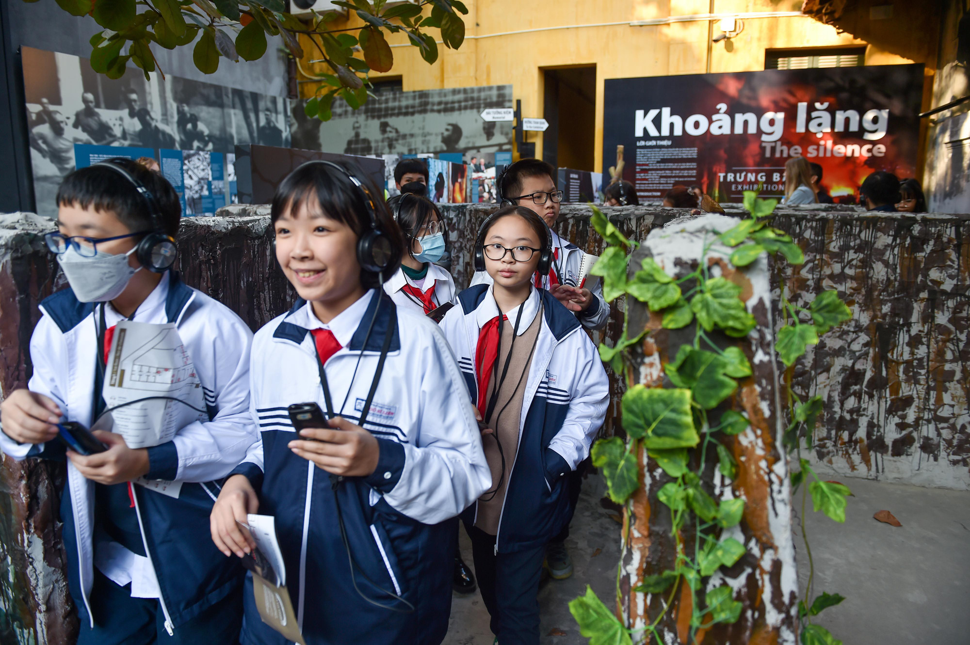 Các em học sinh đến nhà tù Hỏa Lò nhằm tri ân những người có công với cách mạng, thể hiện lòng biết ơn sâu sắc đối với các thế hệ đã hy sinh vì nền độc lập, thống nhất đất nước.