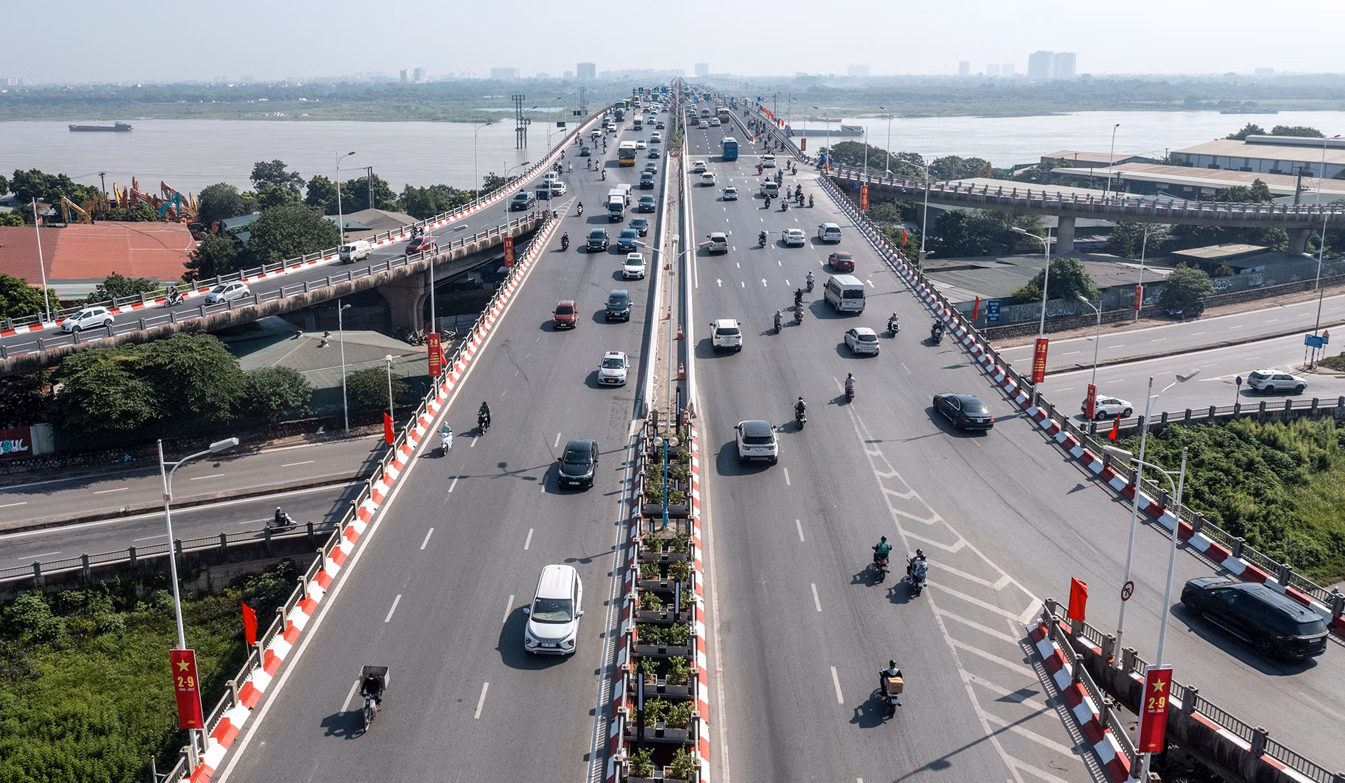 [Ảnh] Giao thông cầu Vĩnh Tuy 2 "dễ thở" sau ngày khánh thành ảnh 2