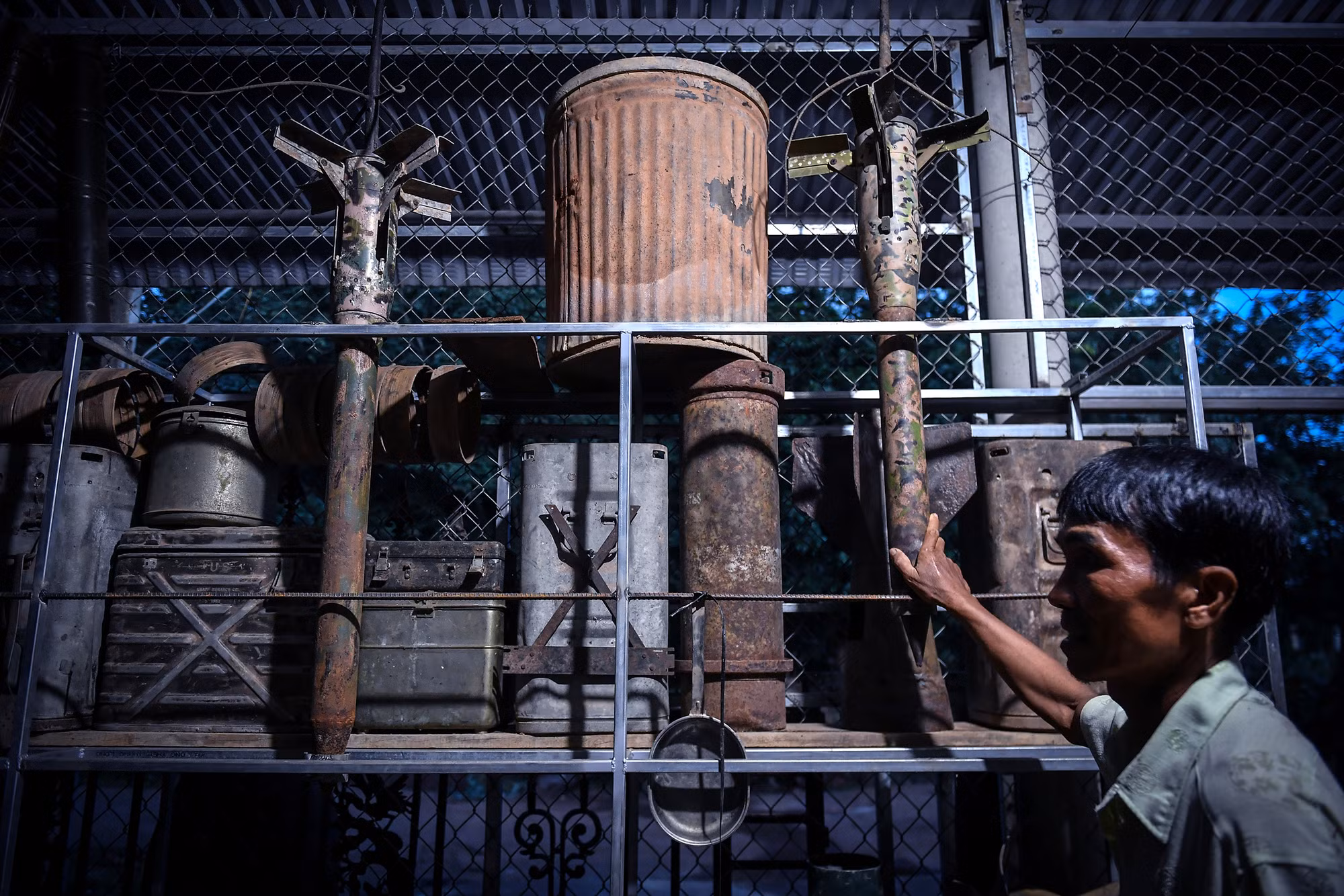 Khi thấy nhiều người "mưu sinh trên bom mìn" bị thương tật, thậm chí tử vong, Phan Tấn Hoàng đã quyết định "giải nghệ" vào quãng năm 2003. Cũng từ đó, thay vì mua, bán phế liệu chiến tranh, anh lại bắt đầu lưu giữ chúng như một ẩn ức khôn nguôi về quá khứ.