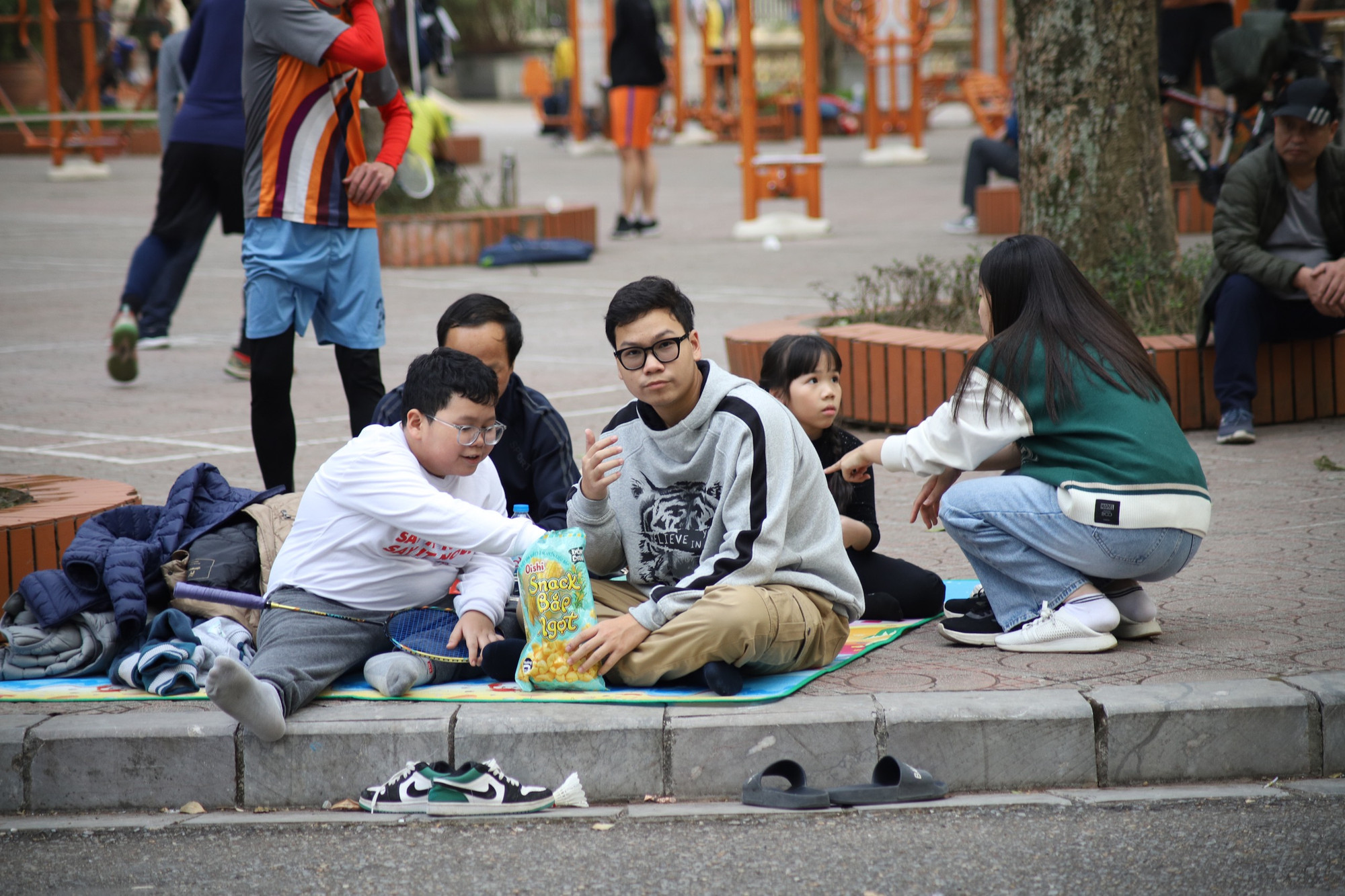 Một số gia đình cắm trại tại công viên Bách Thảo để thư giãn và có những phút giây quây quần bên nhau sau một năm đầy bận rộn. (Ảnh: NHẬT QUANG)