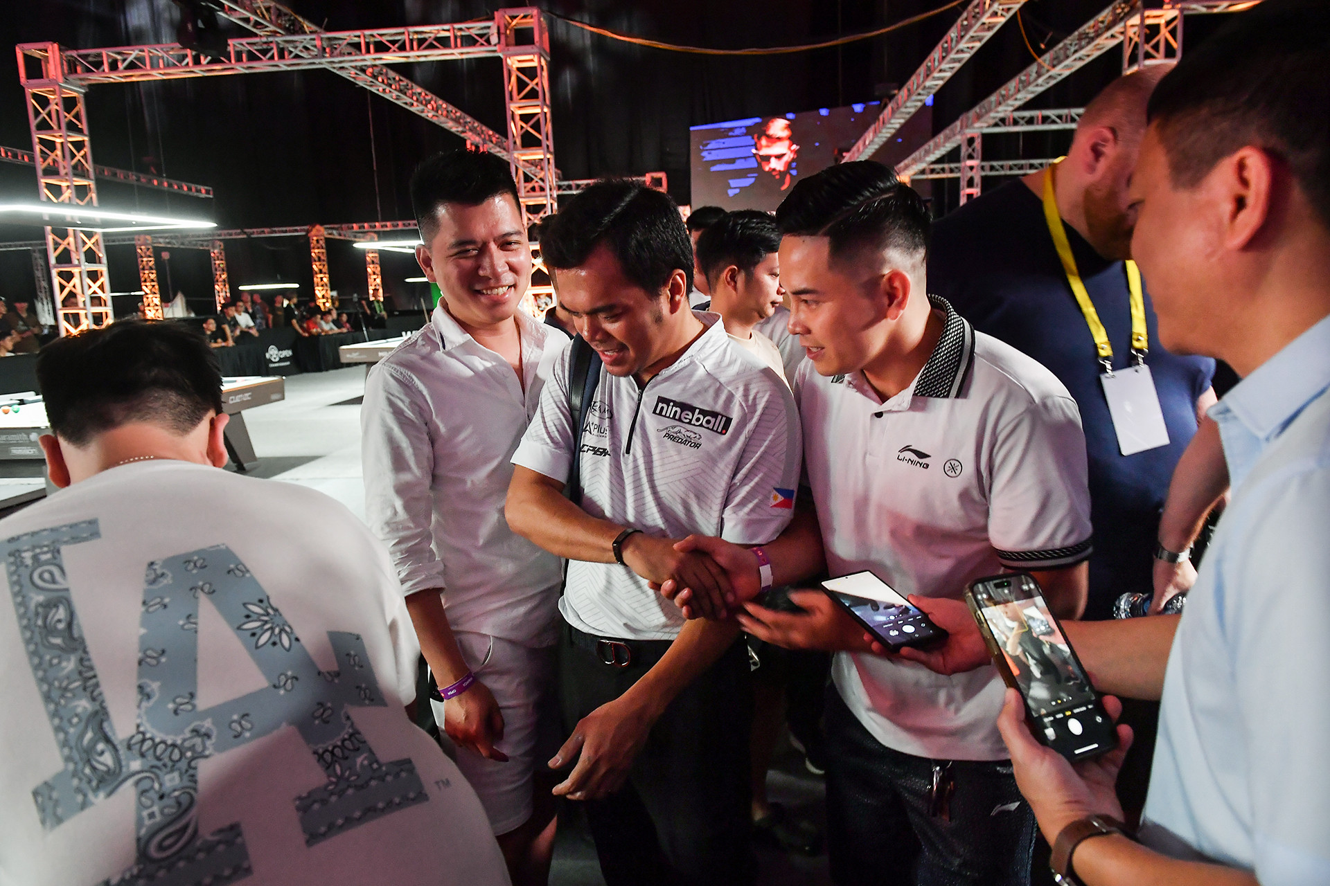 Cơ thủ Carlo biado của Philippines được người hâm mộ Việt Nam quý mến và xin chữ ký mặc dù anh thua trận trước Francisco Sanchez Ruiz.