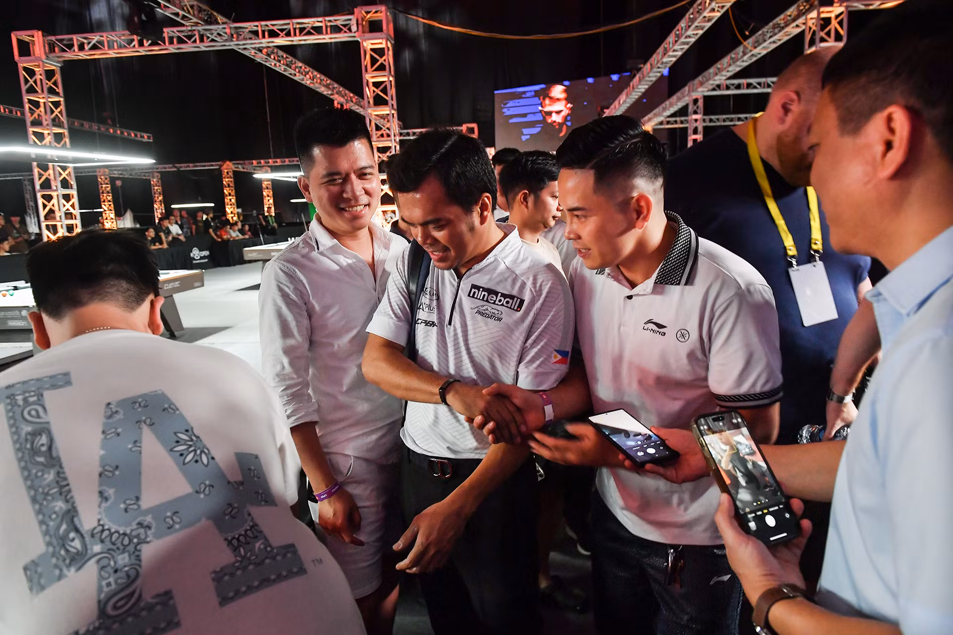 Cơ thủ Carlo biado của Philippines được người hâm mộ Việt Nam quý mến và xin chữ ký mặc dù anh thua trận trước Francisco Sanchez Ruiz.