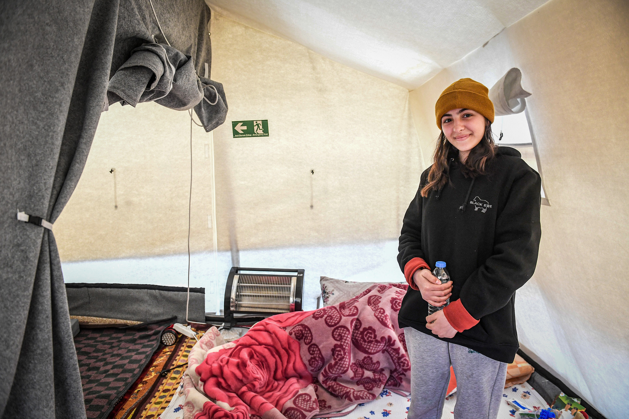 Zeliha Gokkaya, 14 tuổi bên trong căn lều tạm của gia đình mình. Tại đây, có tới hơn 10 người cùng sinh sống.