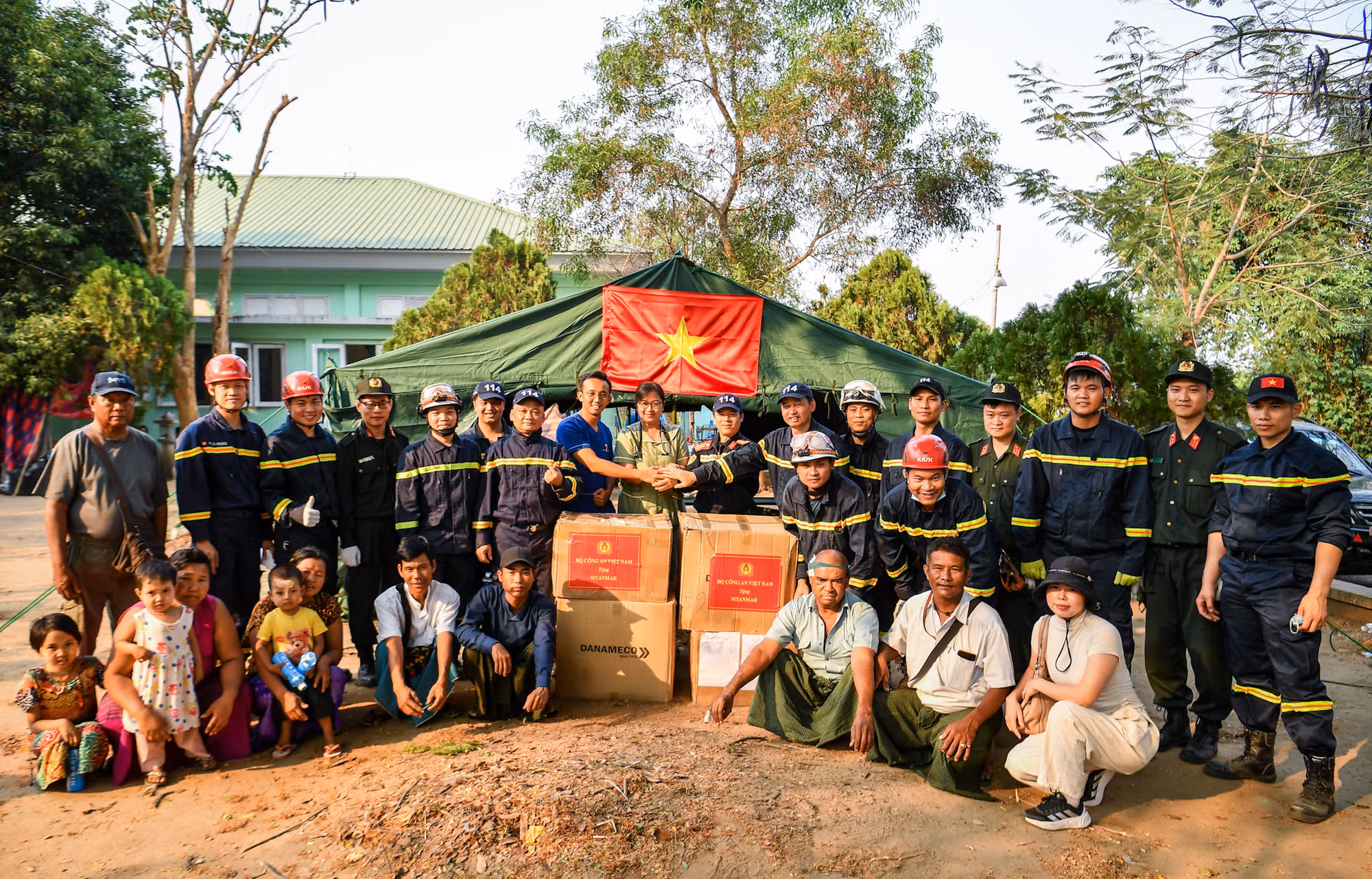 [Ảnh] Đoàn cứu nạn, cứu hộ Việt Nam chia sẻ nỗi mất mát với người dân vùng động đất Myanmar ảnh 10