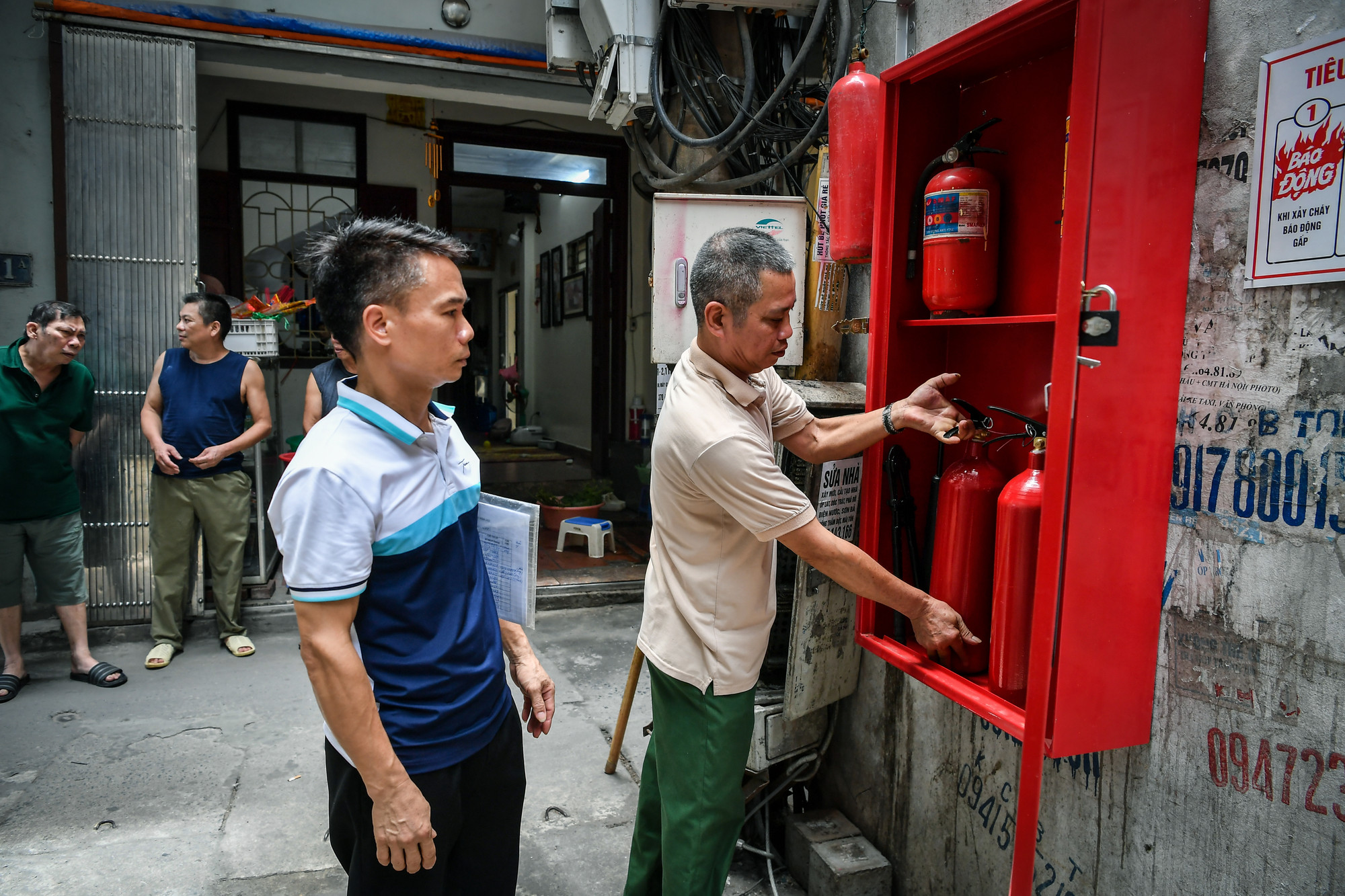 Tại ngõ 92 Nguyễn Khánh Toàn, Cầu Giấy đã được trang bị hộp chữa cháy công cộng. Đây sẽ là cơ sở để nhân dân và các tổ liên gia Phòng cháy, chữa cháy có thể xử lý ban đầu khi có hỏa hoạn xảy ra. Tại ngõ 92 Nguyễn Khánh Toàn, Cầu Giấy đã được trang bị hộp chữa cháy công cộng. Đây sẽ là cơ sở để nhân dân và các tổ liên gia Phòng cháy, chữa cháy có thể xử lý ban đầu khi có hỏa hoạn xảy ra.