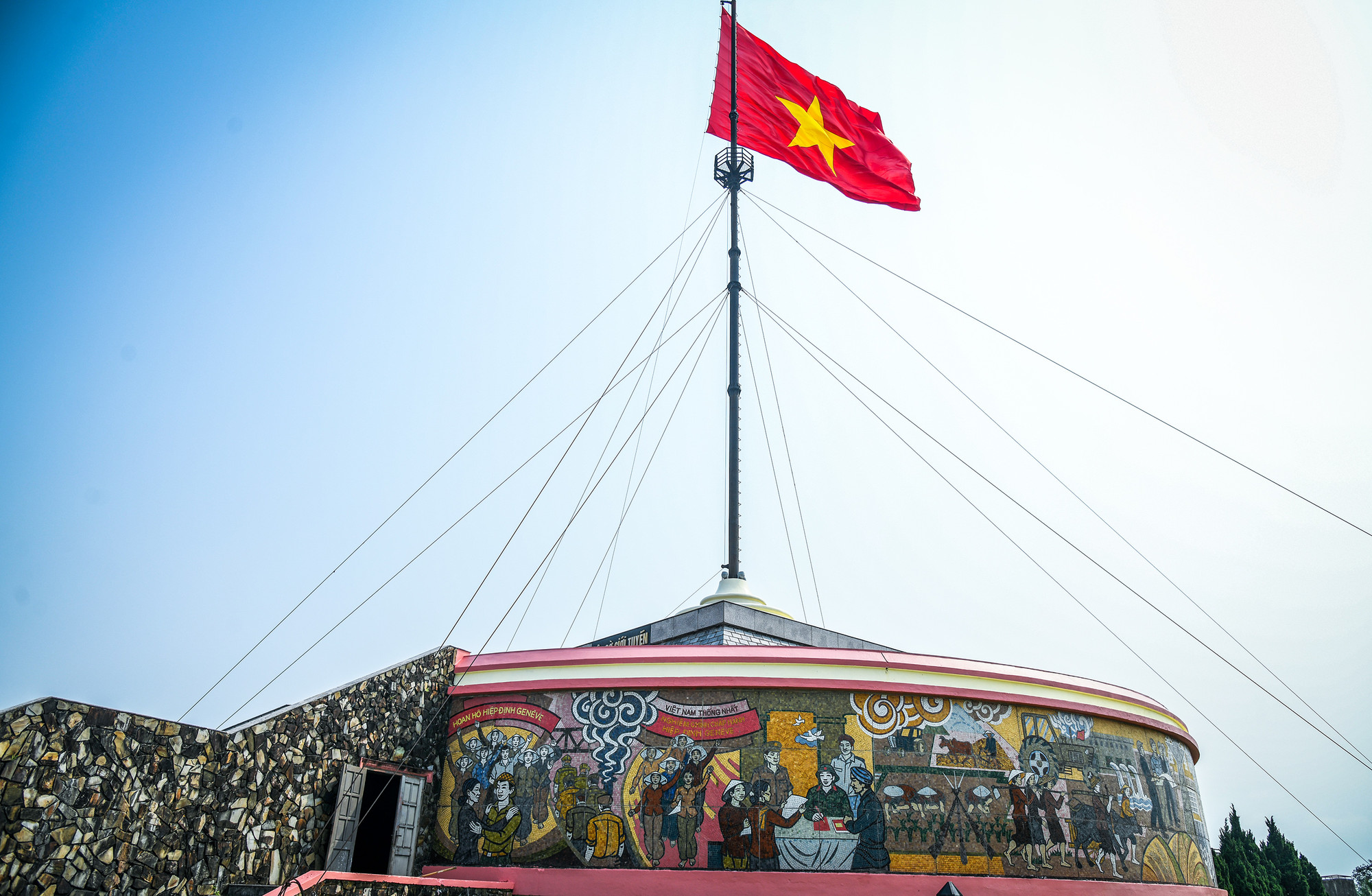 "Cột cờ giới tuyến"nằm bờ bắc sông Bến Hải cũng là chứng nhân lịch sử cho cuộc chiến "đấu cờ" ở hai bên vùng giới tuyến sau hiệp định Geneva năm 1954. Cột cờ hiện nay được xây dựng theo mẫu thiết kế năm 1962, cao 38,6m, bên dưới được bổ sung phần đài nhằm tôn vinh chiến thắng.