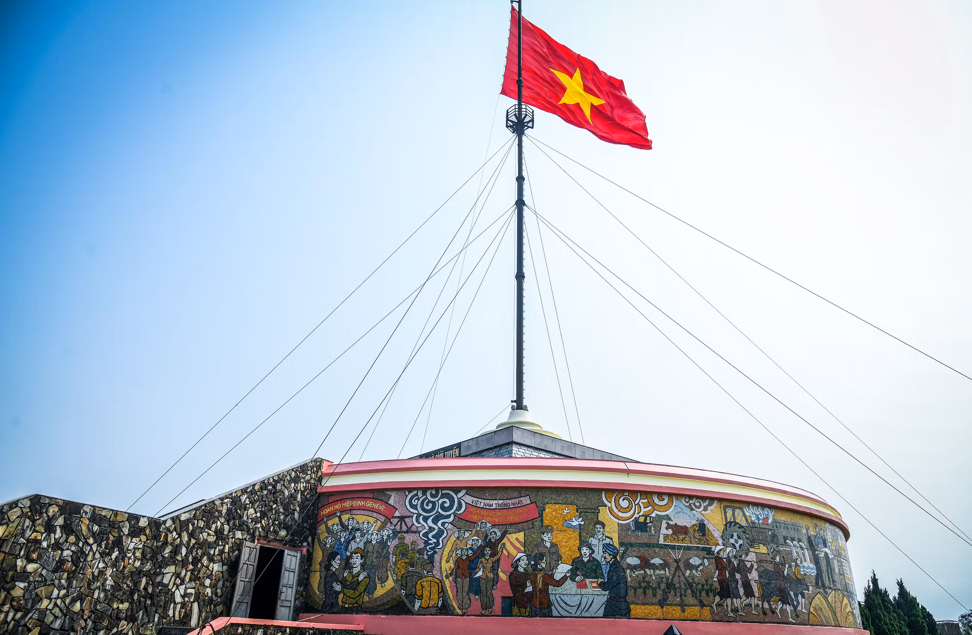 "Cột cờ giới tuyến"nằm bờ bắc sông Bến Hải cũng là chứng nhân lịch sử cho cuộc chiến "đấu cờ" ở hai bên vùng giới tuyến sau hiệp định Geneva năm 1954. Cột cờ hiện nay được xây dựng theo mẫu thiết kế năm 1962, cao 38,6m, bên dưới được bổ sung phần đài nhằm tôn vinh chiến thắng.