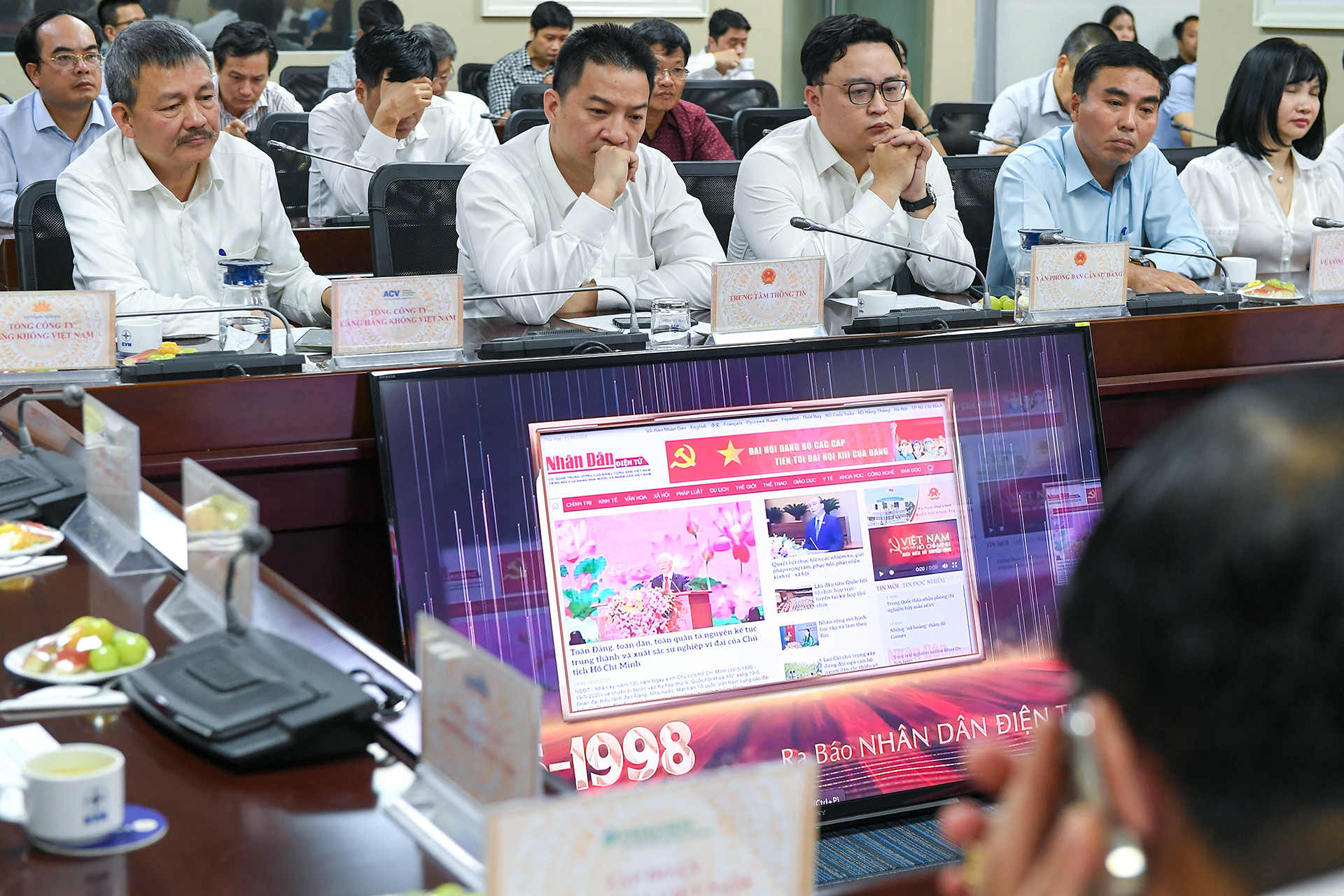 Các đại biểu xem phim tư liệu về Báo Nhân Dân.