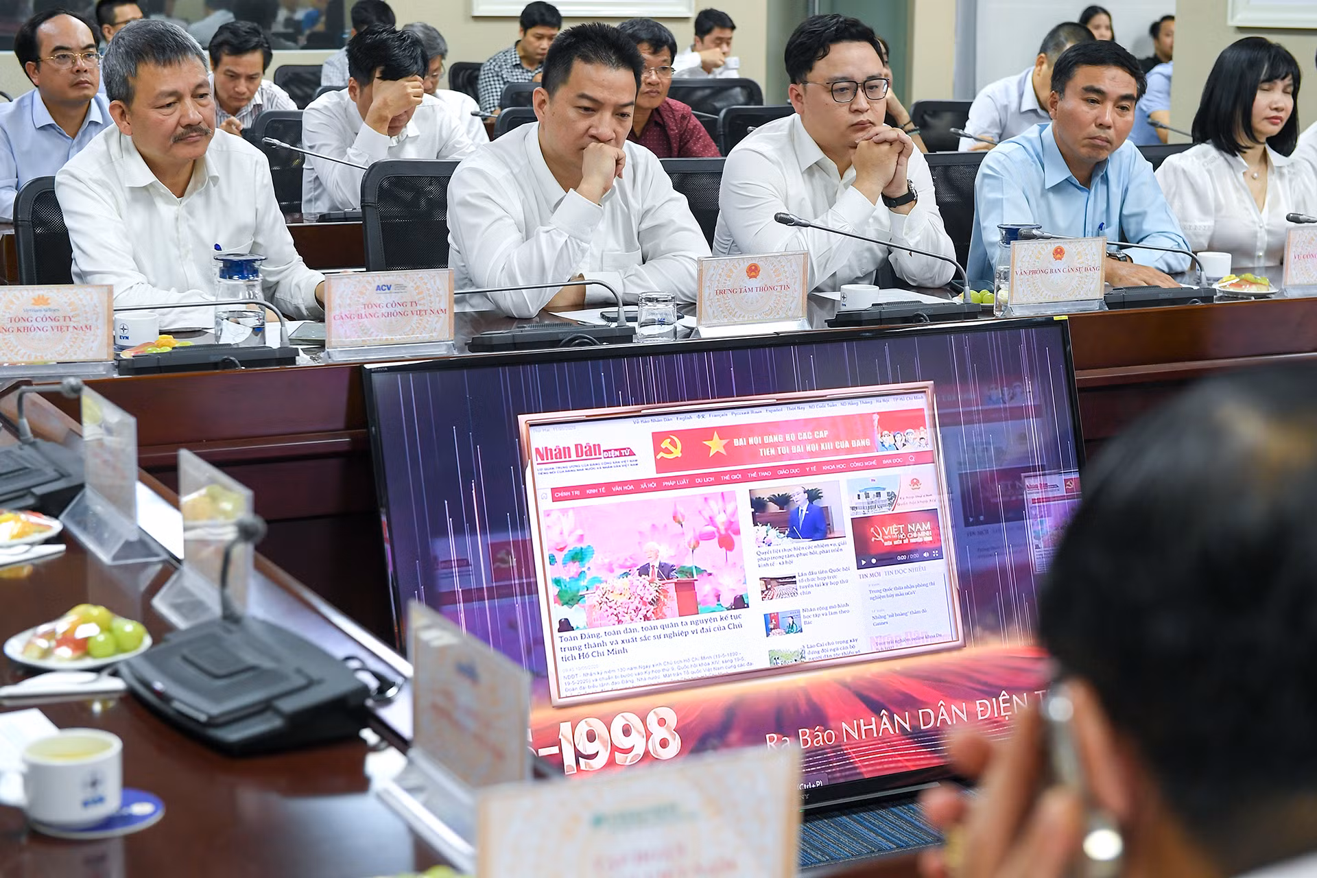 Các đại biểu xem phim tư liệu về Báo Nhân Dân.