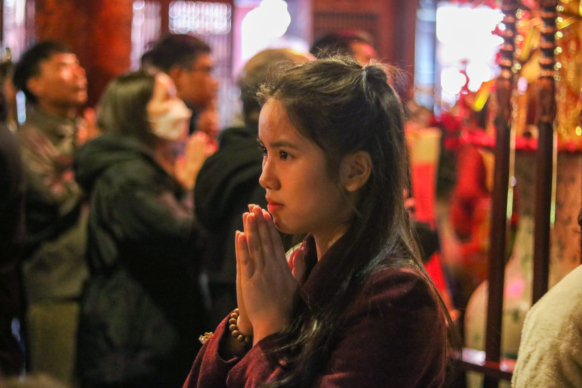 Sau khi xin chữ, người dân sẽ đi vào khu vực bên trong của khu di tích để cầu nguyện cho một năm mới bình an.