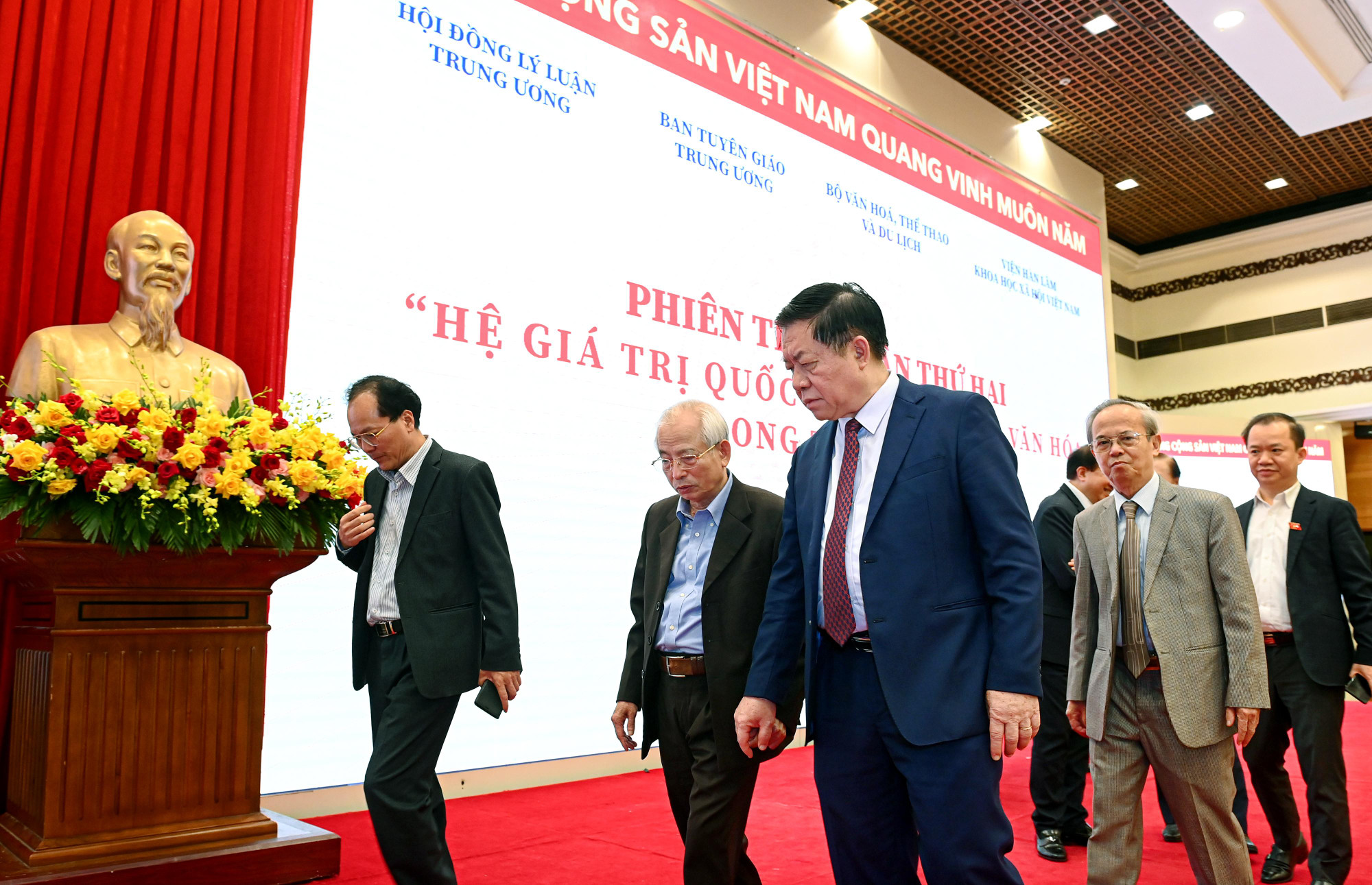 Phiên thảo luận thứ 2 “Hệ giá trị quốc gia, hệ giá trị văn hóa trong thời kỳ mới” đã kết thúc tốt đẹp. Đồng chí Nguyễn Trọng Nghĩa đánh giá cao công tác chuẩn bị công phu, kỹ lưỡng của các cơ quan chức năng, đặc biệt là tinh thần làm việc nghiêm túc, trách nhiệm, khoa học, đầy tâm huyết của các chuyên gia, nhà khoa học, cơ quan quản lý đã được thể hiện sâu sắc và rõ nét qua các tham luận và kết quả thảo luận tại Hội thảo.