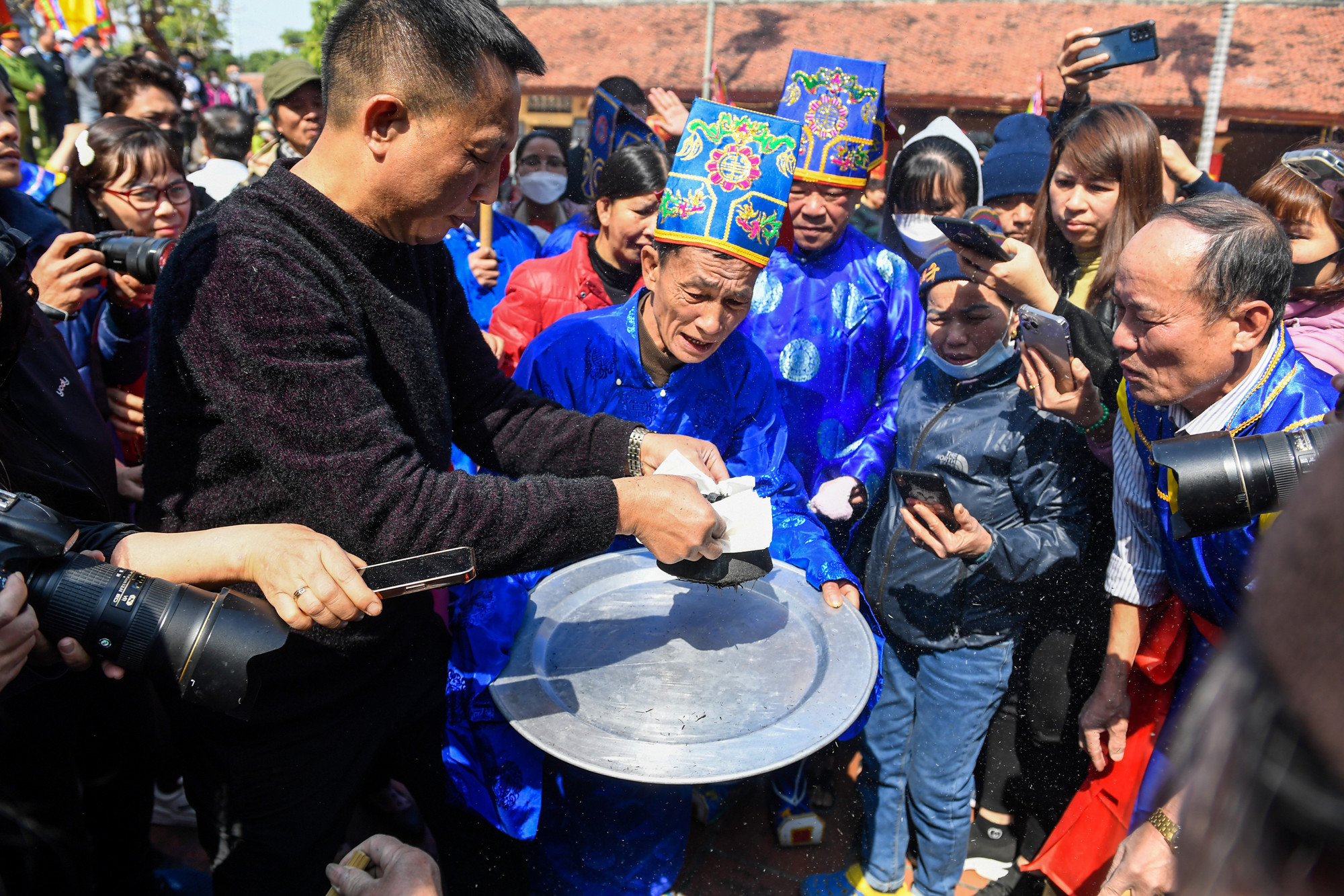 Sau khoảng 30 phút, thành viên của ban giám khảo là các cụ trong làng sẽ đi chọc từng đống rơm để tìm các nồi cơm.