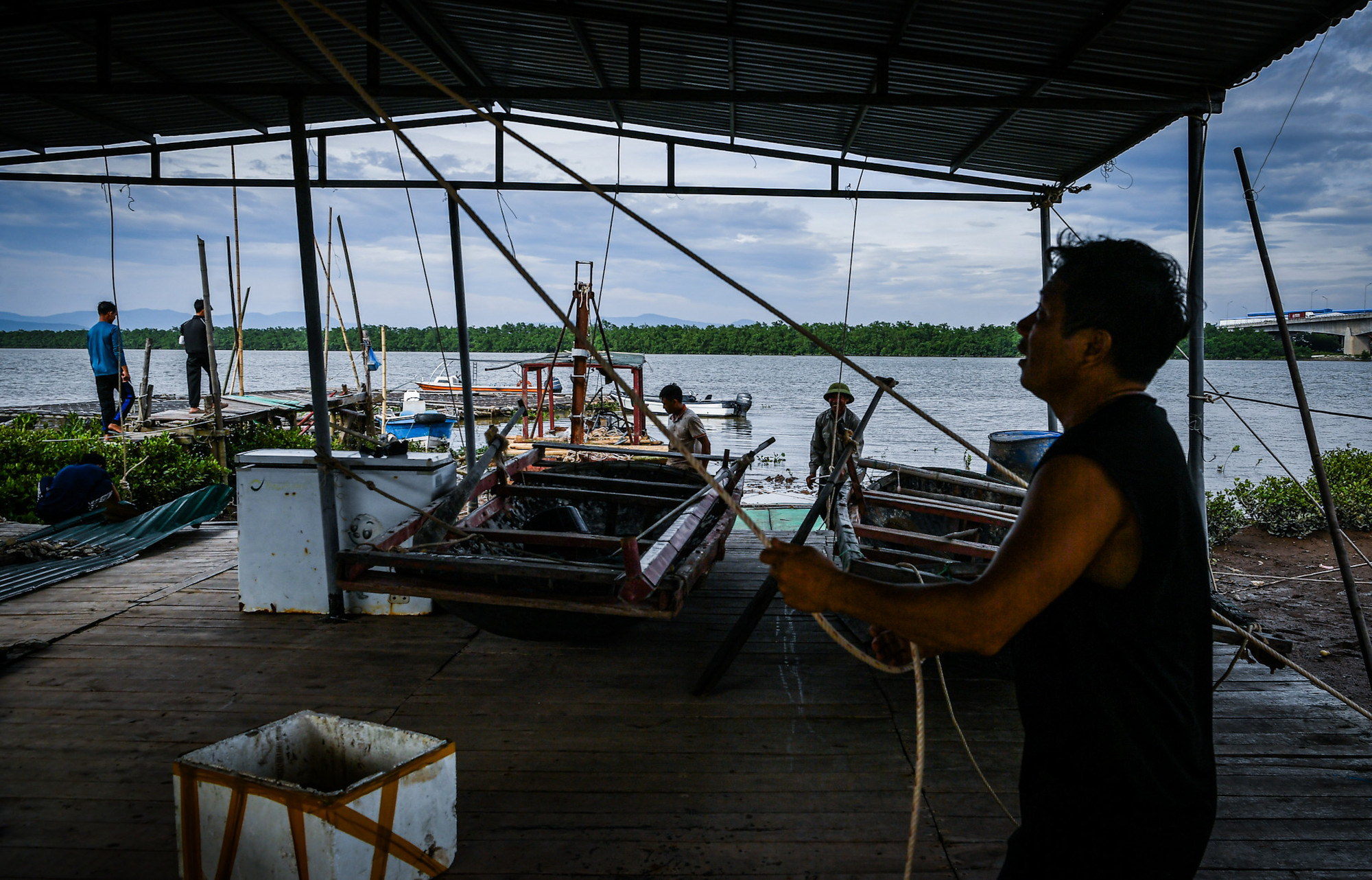 Công tác chuẩn bị chống bão đang được khẩn trương hoàn tất.