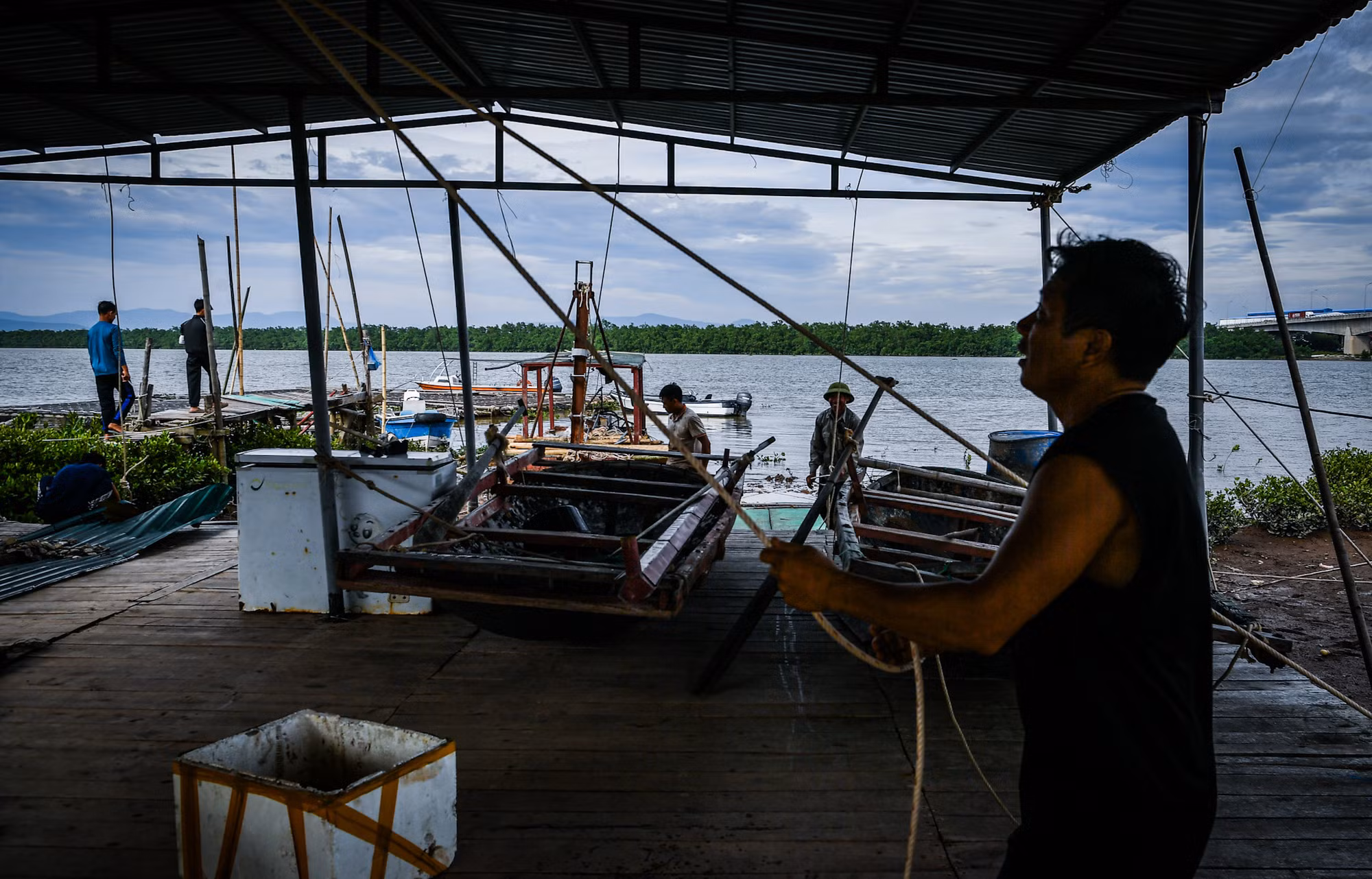 Công tác chuẩn bị chống bão đang được khẩn trương hoàn tất. Công tác chuẩn bị chống bão đang được khẩn trương hoàn tất.