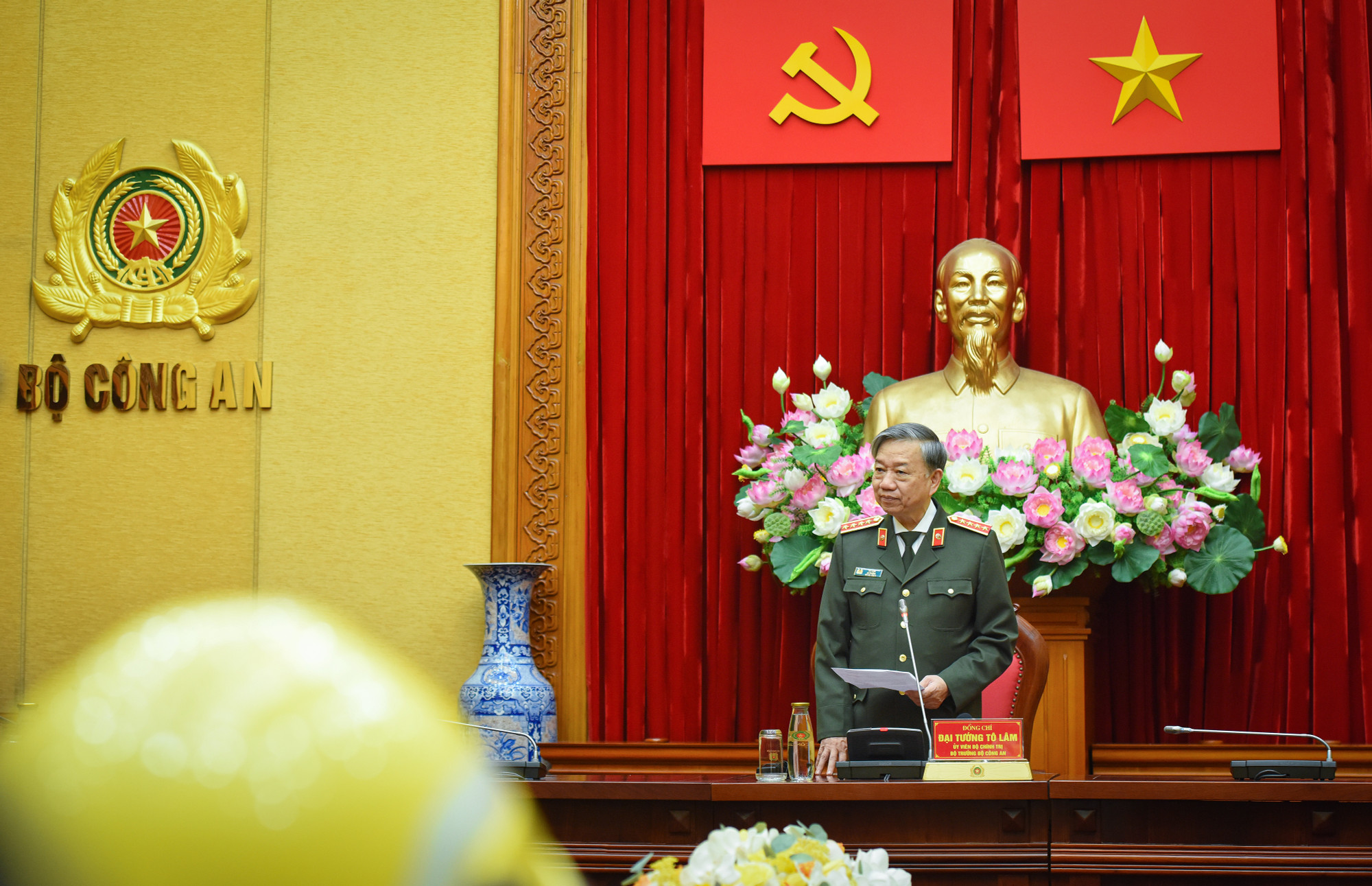 “Việc tham gia của đội cứu nạn, cứu hộ của Bộ Công an Việt Nam tại Thổ Nhĩ Kỳ sẽ đóng góp, chia sẻ một phần sức lực của Việt Nam đối với nhân dân Thổ Nhĩ Kỳ, đồng thời thể hiện cam kết chính trị của Đảng và Nhà nước với vai trò là một thành viên có trách nhiệm của cộng đồng quốc tế, sẵn sàng chung tay giải quyết các vấn đề khó khăn, thách thức và duy trì môi trường hòa bình, ổn định vì hợp tác, phát triển ở khu vực và trên thế giới” - Bộ trưởng Tô Lâm khẳng định.