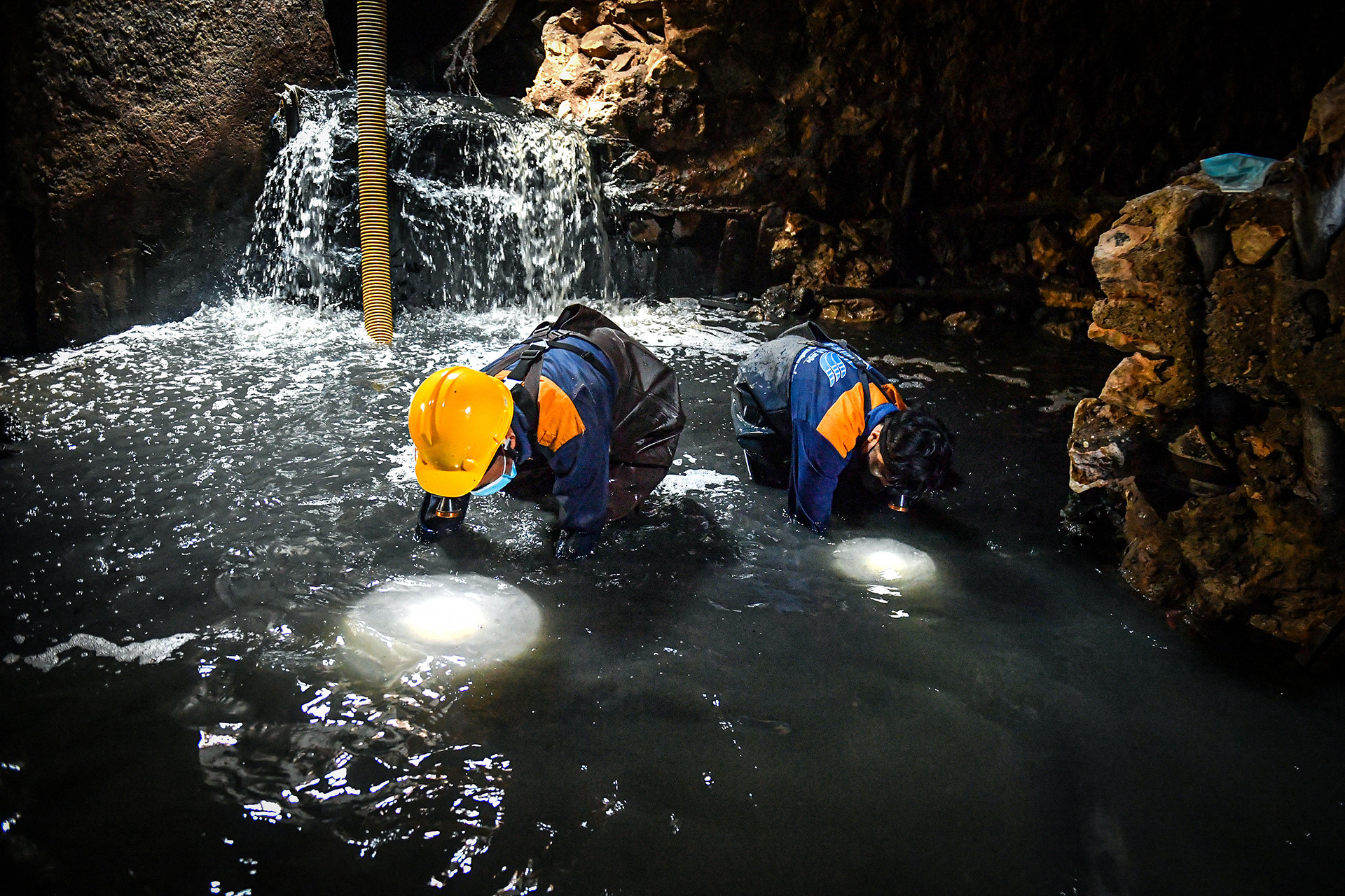 [Ảnh] Một ngày "đội nắng, hút bùn" của công nhân vệ sinh cống ngầm Hà Nội ảnh 5