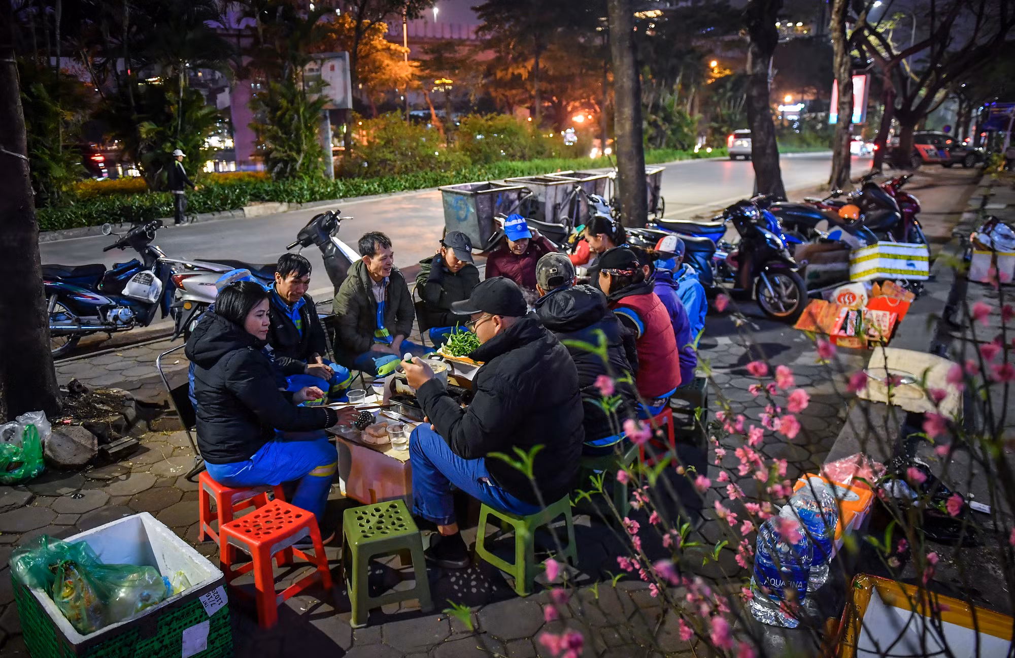 [Ảnh] Ấm cúng bữa cơm tiễn năm cũ bên vỉa hè 