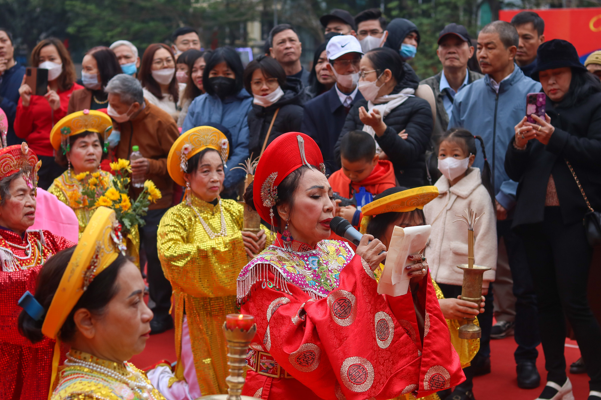 Đoàn tâm đức Thanh Hằng (quận Hoàng Mai và quận Hai Bà Trưng) lên làm lễ dâng hương tưởng nhớ. (Ảnh: NHẬT QUANG)