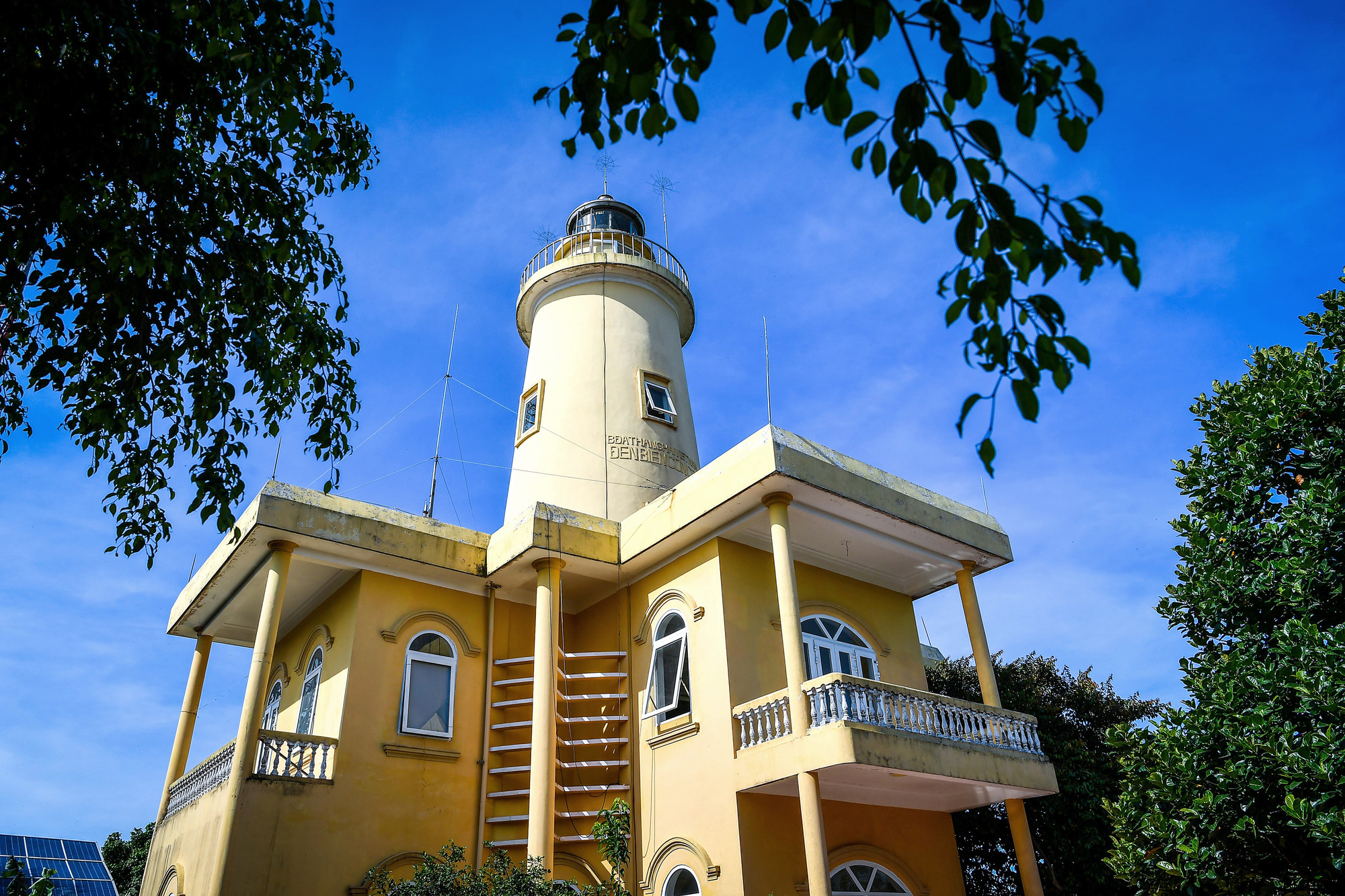 Băng qua rừng Cồn Cỏ là đến ngọn hải đăng, đây là vị trí cao nhất trên đảo Cồn Cỏ. Từ đỉnh hải đăng du khách có thể phóng tầm mắt ra xa quan sát toàn bộ cảnh quan của hòn đảo và vùng biển trong xanh chung quanh hòn đảo này.