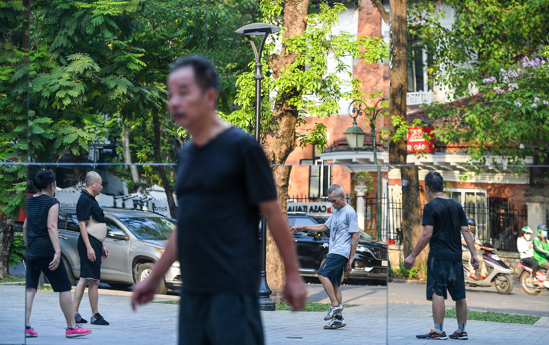 [Ảnh] Độc đáo nhà gương 3D khổng lồ tại vườn hoa Diên Hồng ảnh 6