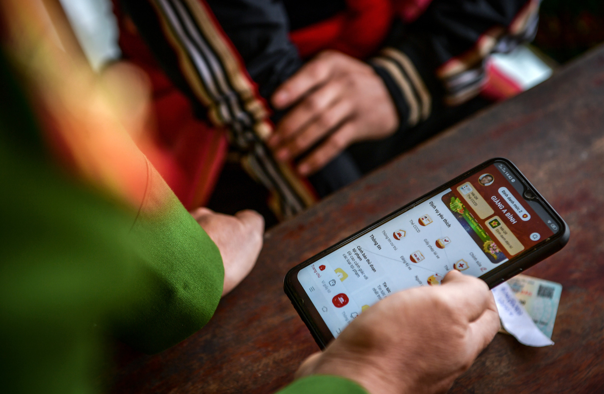 Lực lượng Công an các xã hướng dẫn 100% người dân cài đặt tài khoản định danh điện tử VNeID cũng như cách thức sử dụng các dịch vụ công trực tuyến.