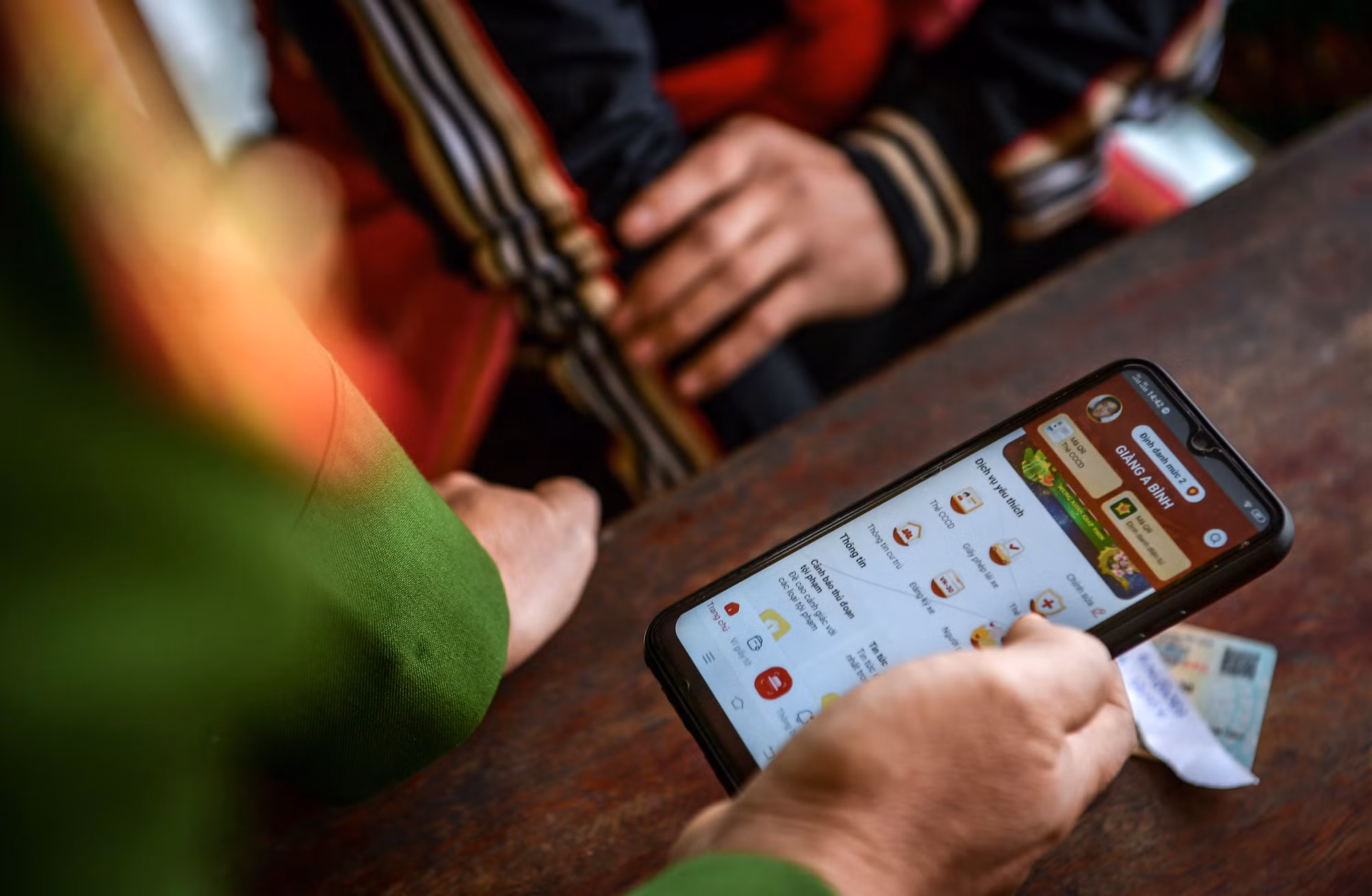 Lực lượng Công an các xã hướng dẫn 100% người dân cài đặt tài khoản định danh điện tử VNeID cũng như cách thức sử dụng các dịch vụ công trực tuyến.