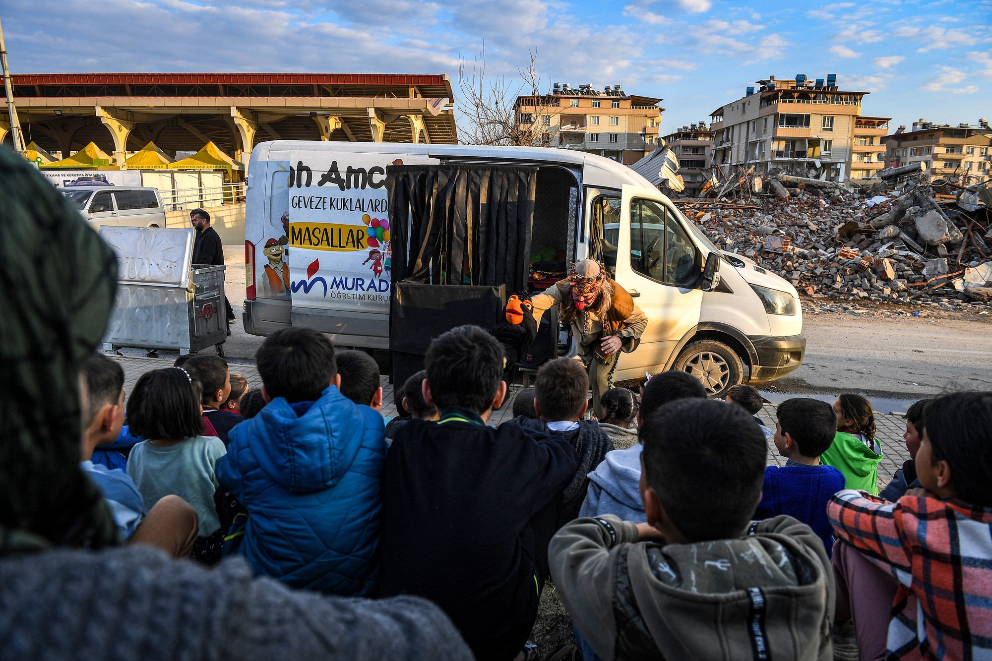 5 giờ chiều, xe của Mehmet Tahir mới tới được Gaziantep. Vượt qua thành phố điêu tàn, đổ nát, người đàn ông 57 tuổi đã nhìn thấy khu lều trại được dựng nên trên nền công viên cũ.