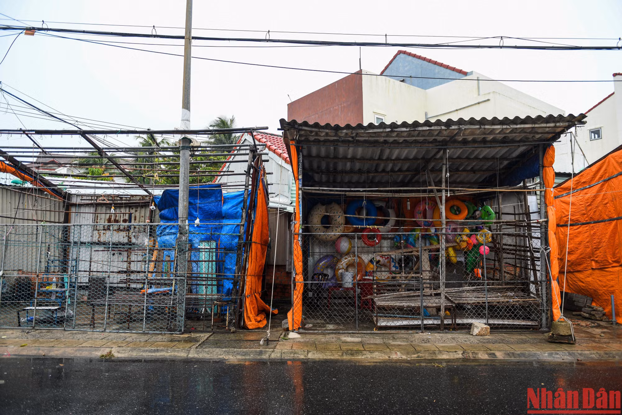 Theo ghi nhận của phóng viên Báo Nhân Dân, trưa 27/9, các cửa hàng tạm đã đóng cửa.