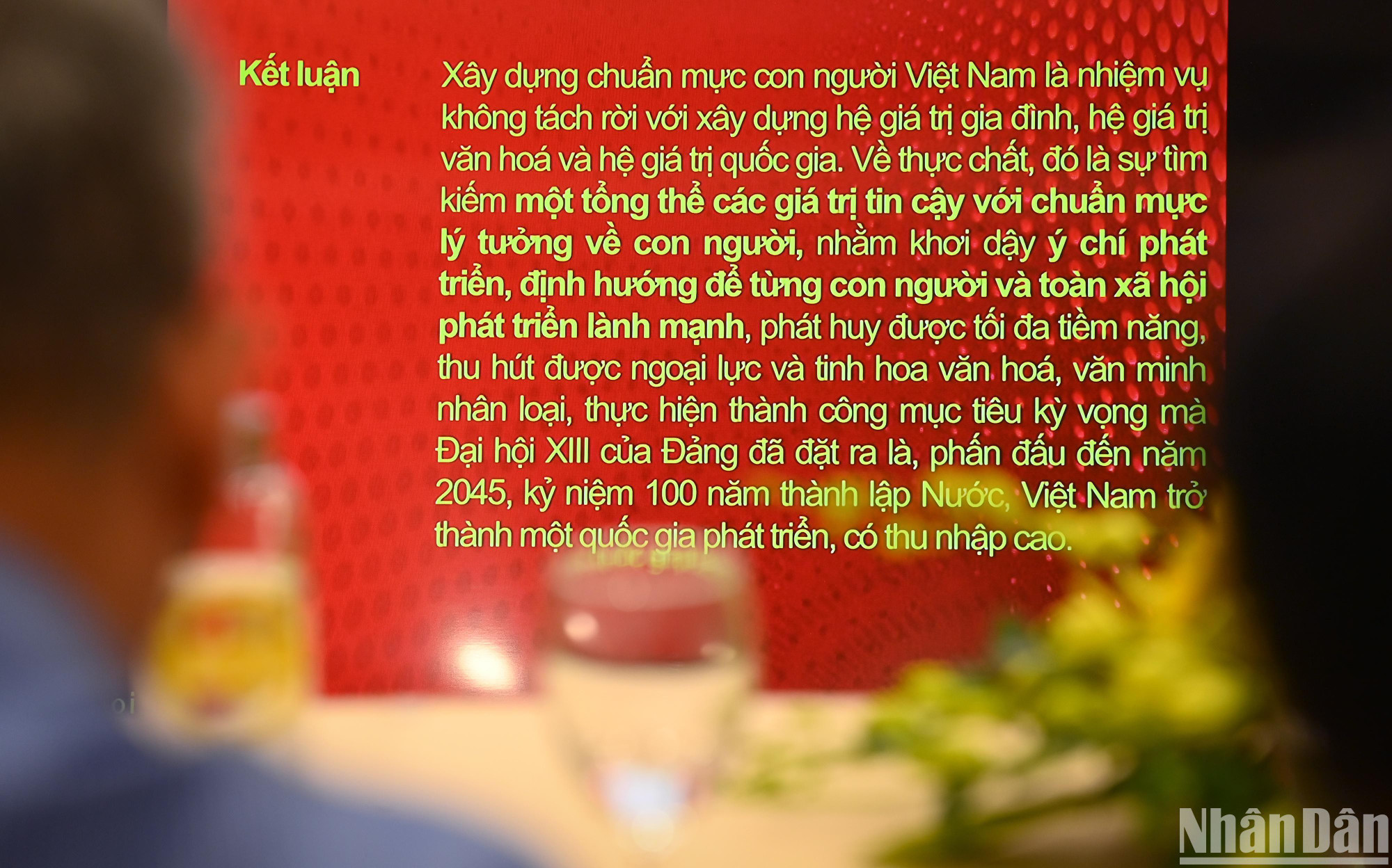 Những bài tham luận được trình chiếu lên màn hình để các địa biểu theo dõi. (Ảnh: THÀNH ĐẠT)