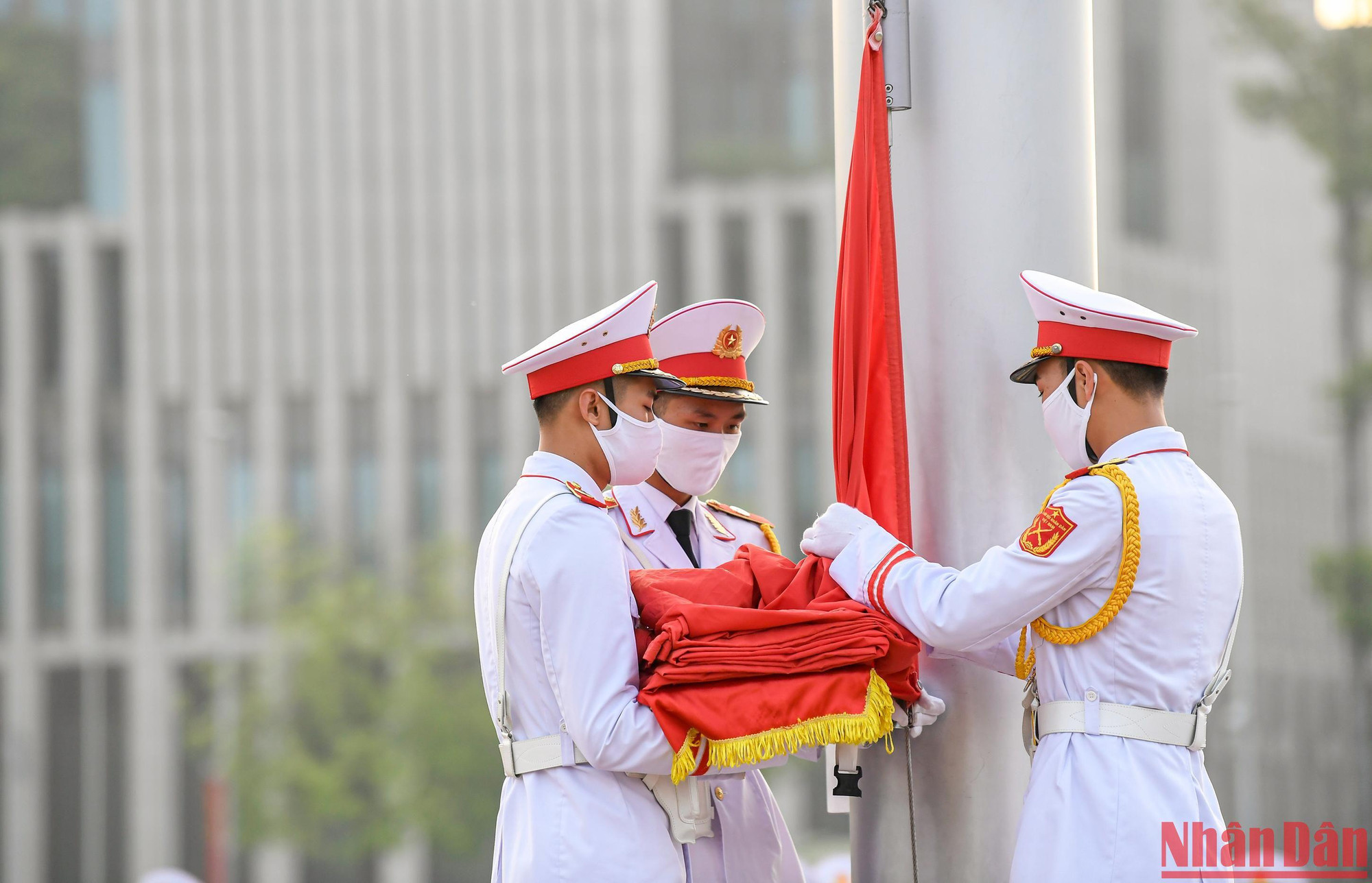 5 giờ 59 phút, chiến sĩ mang Quốc kỳ treo lên cột cờ.