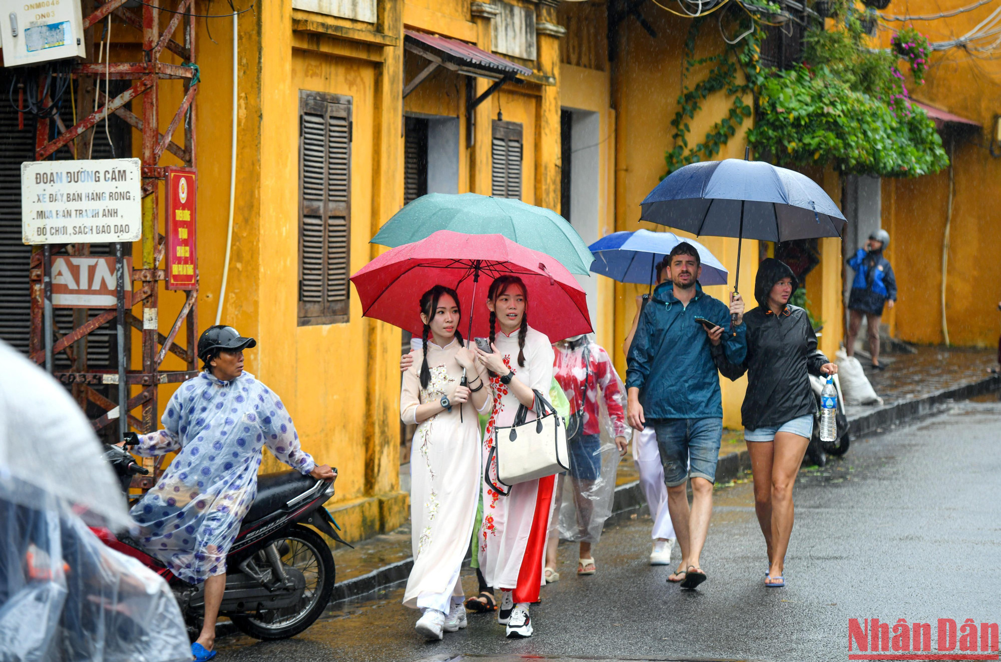 "Tôi từ Hà Nội vào, tranh thủ chụp thêm tấm hình lưu niệm trước khi về khách sạn tránh bão", Chị N chia sẻ.