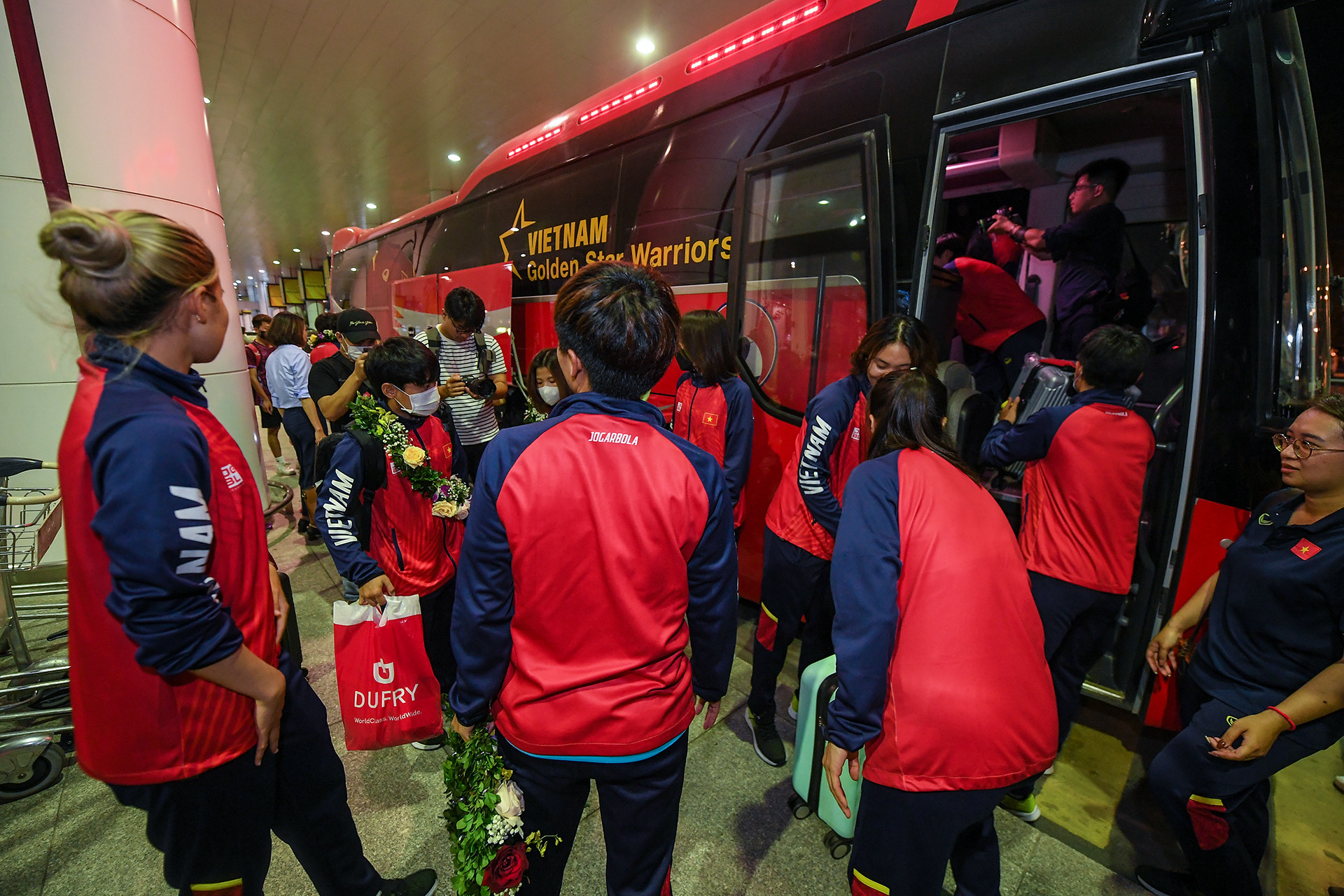 [Ảnh] Tuyển bóng đá nữ Việt Nam về nước dưới sự đón chào nồng nhiệt của cổ động viên ảnh 12