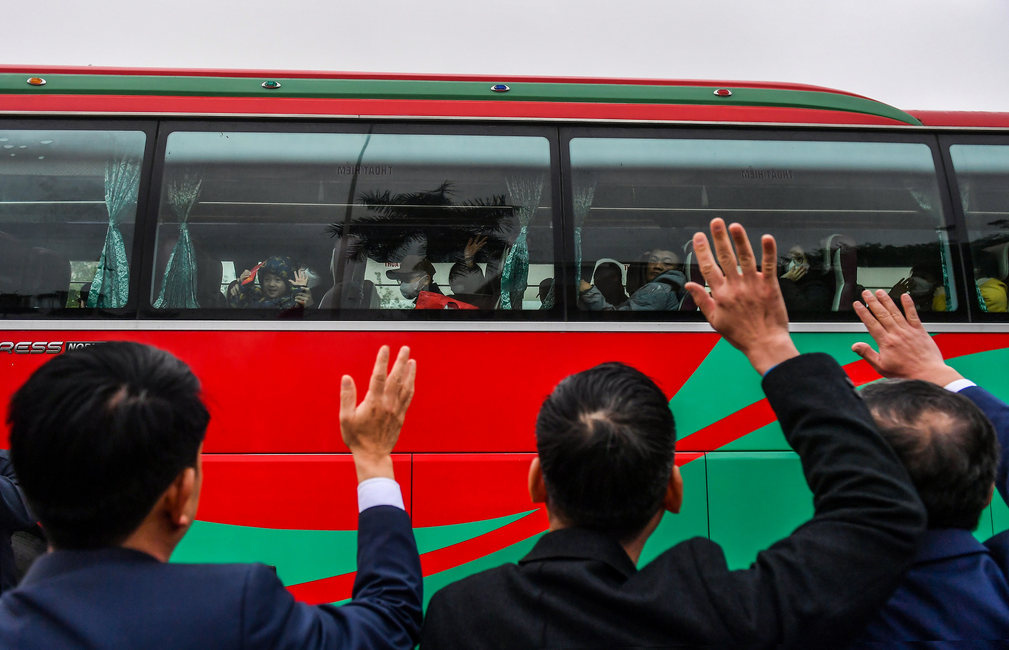 [Ảnh] 1.200 công nhân Hà Nội dậy từ 4 giờ đón chuyến xe miễn phí về quê đón Tết ảnh 14