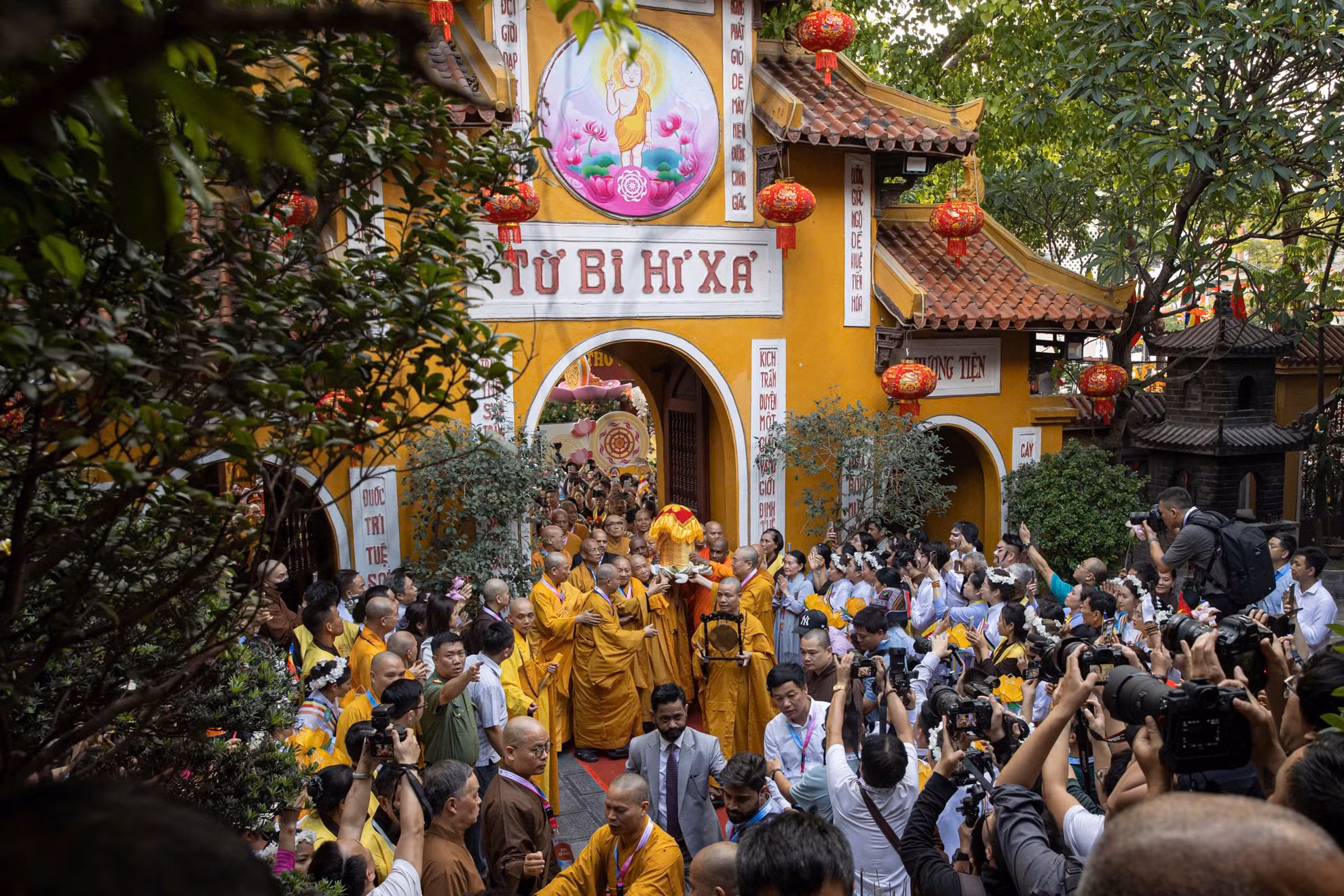 Xá lợi Đức Phật - bảo vật quốc gia Ấn Độ - được cung rước về chùa Quán Sứ.