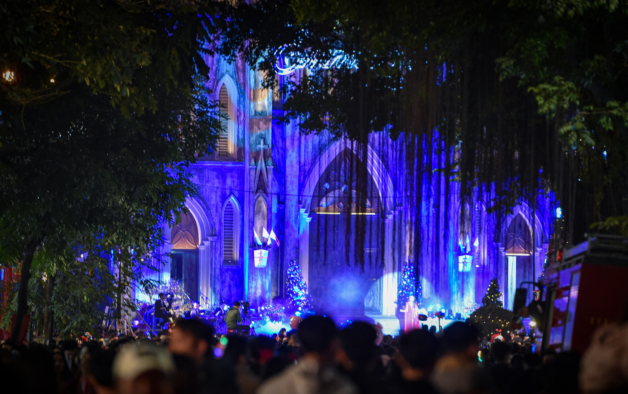 Giáng sinh năm nay rơi đúng vào ngày cuối tuần, trời không mưa, không khí se lạnh tạo điều kiện lý tưởng cho người dân đi chơi. (Ảnh: THÀNH ĐẠT)