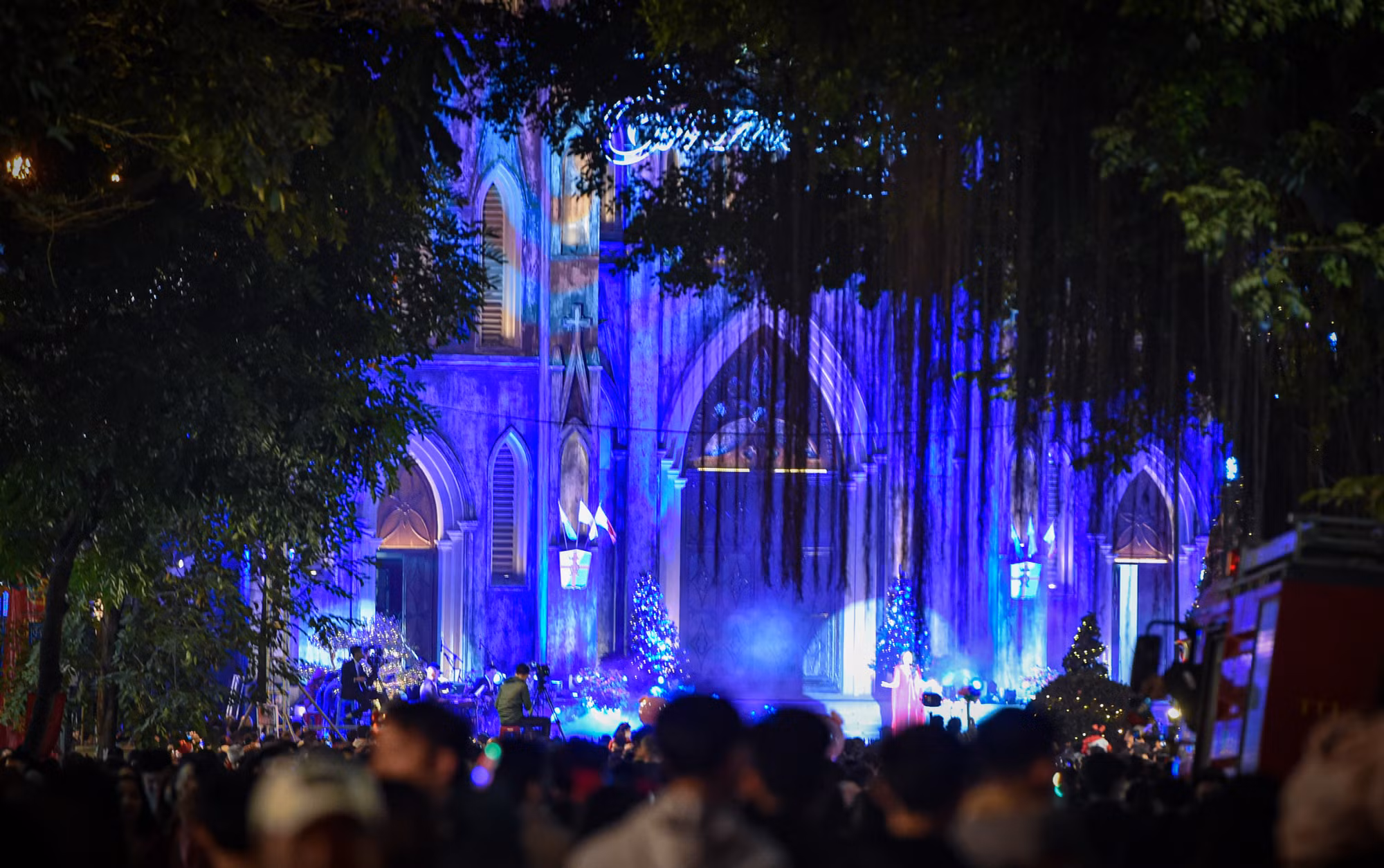 Giáng sinh năm nay rơi đúng vào ngày cuối tuần, trời không mưa, không khí se lạnh tạo điều kiện lý tưởng cho người dân đi chơi. (Ảnh: THÀNH ĐẠT)