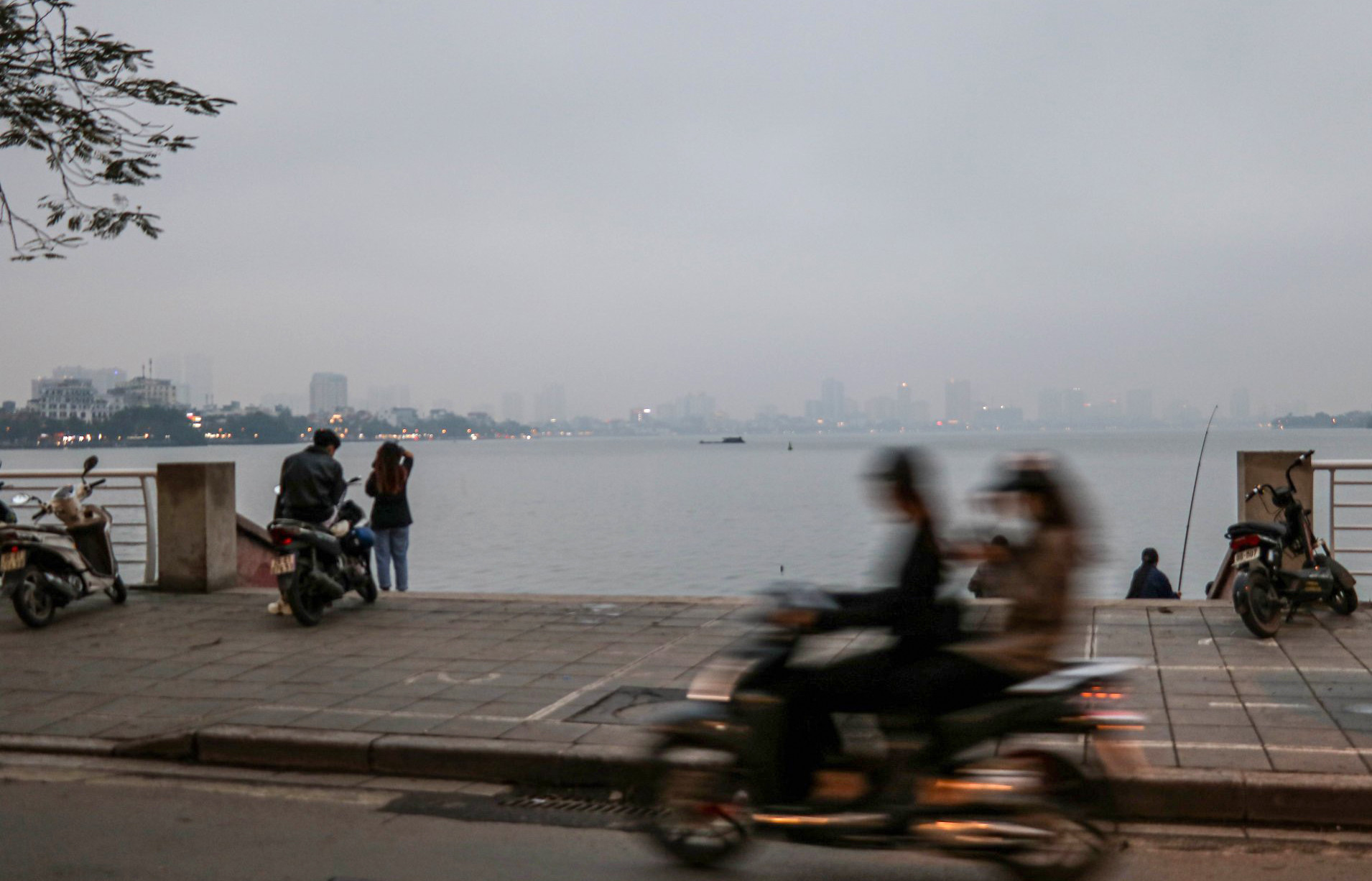 Tại khu vực Hồ Tây (Tây Hồ, Hà Nội) sương mù che khuất những toà nhà ở phía xa.