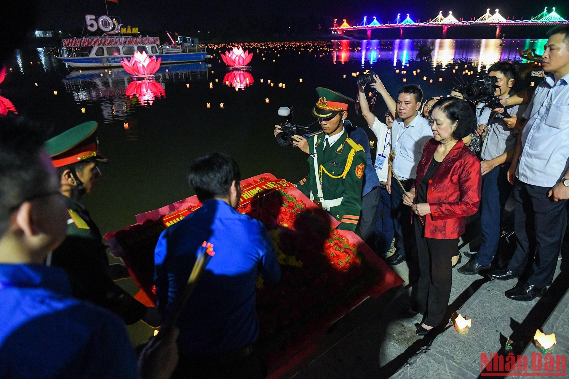 Ủy viên Bộ Chính trị, Bí thư Trung ương Đảng, Trưởng Ban Tổ chức Trung ương Trương Thị Mai và các vị lãnh đạo đến Bến thả hoa đăng trên sông Thạch Hãn thành kính tri ân, cầu nguyện đến các anh hùng, liệt sĩ.